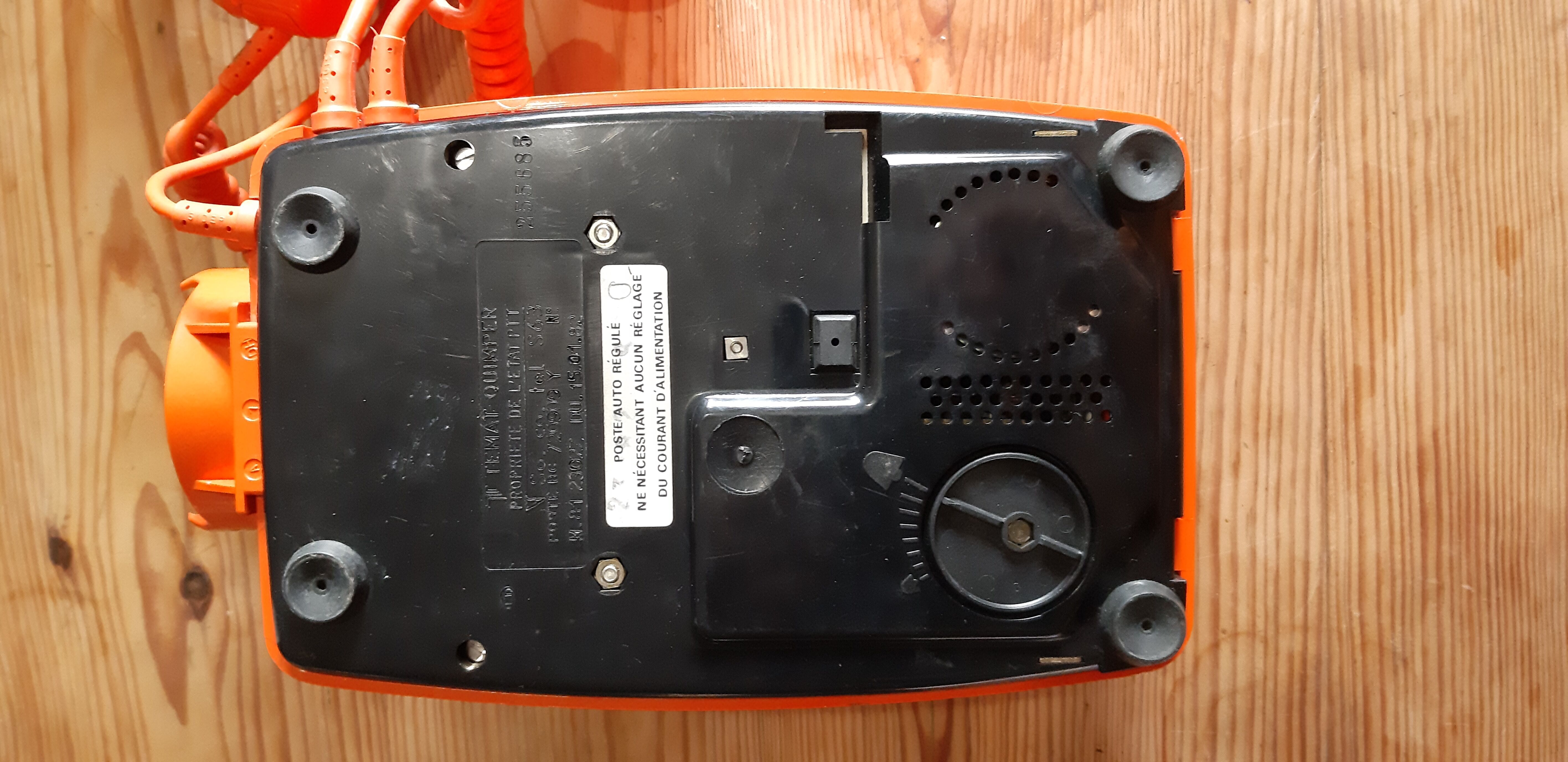 Telephone vintage orange