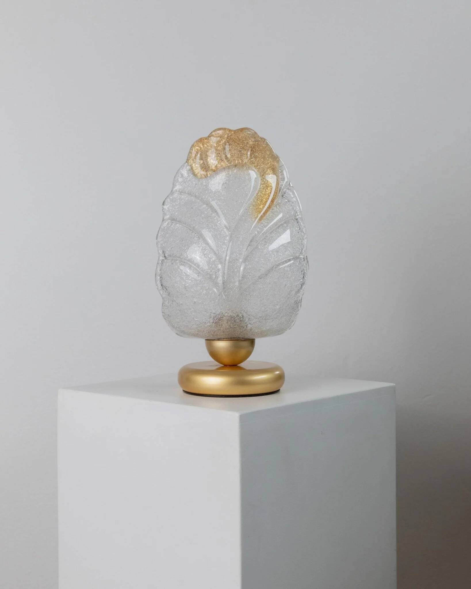 Vintage Murano glass table lamp – leaf-shaped glass with a gold metal base – Italy 1980s