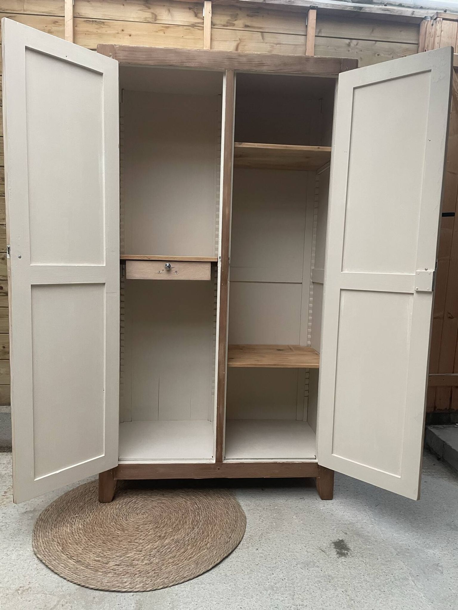 Armoire parisienne
