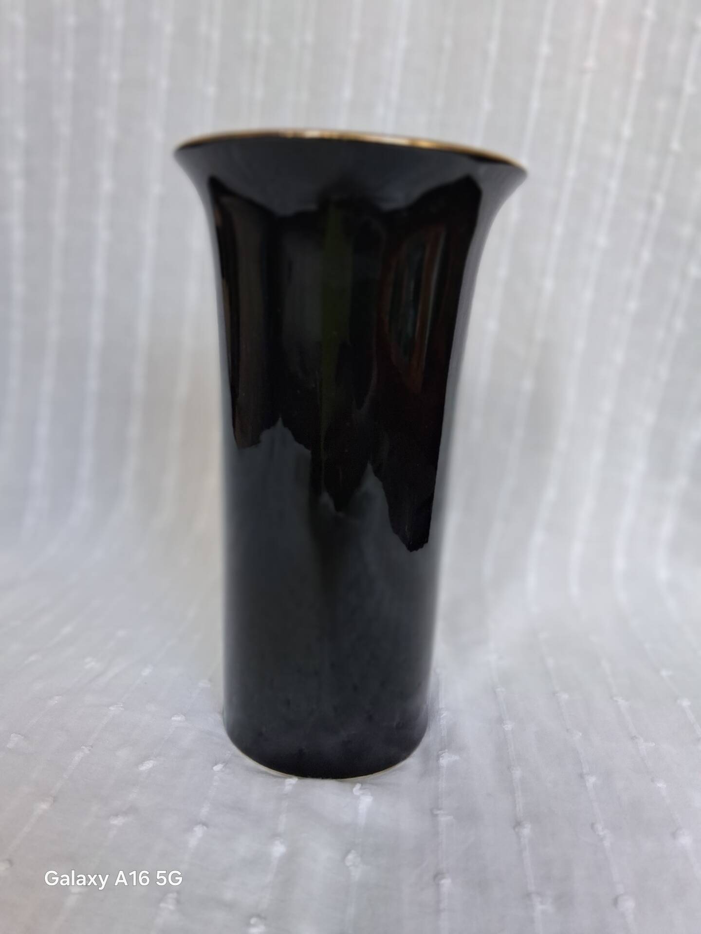 Superb vintage vase in glossy black glazed porcelain. Yamaji.