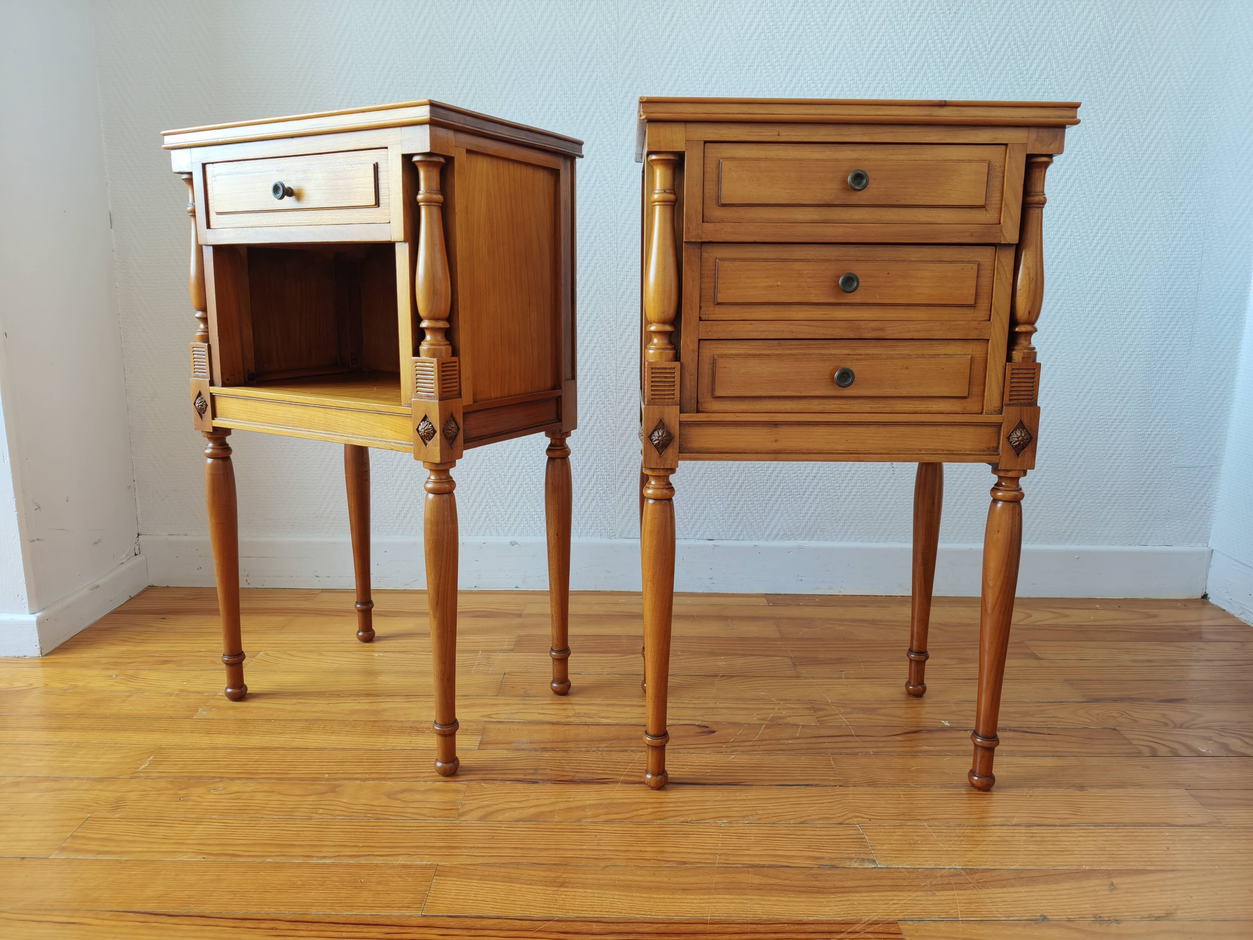 Paire de tables chevet françaises de style Louis XVI