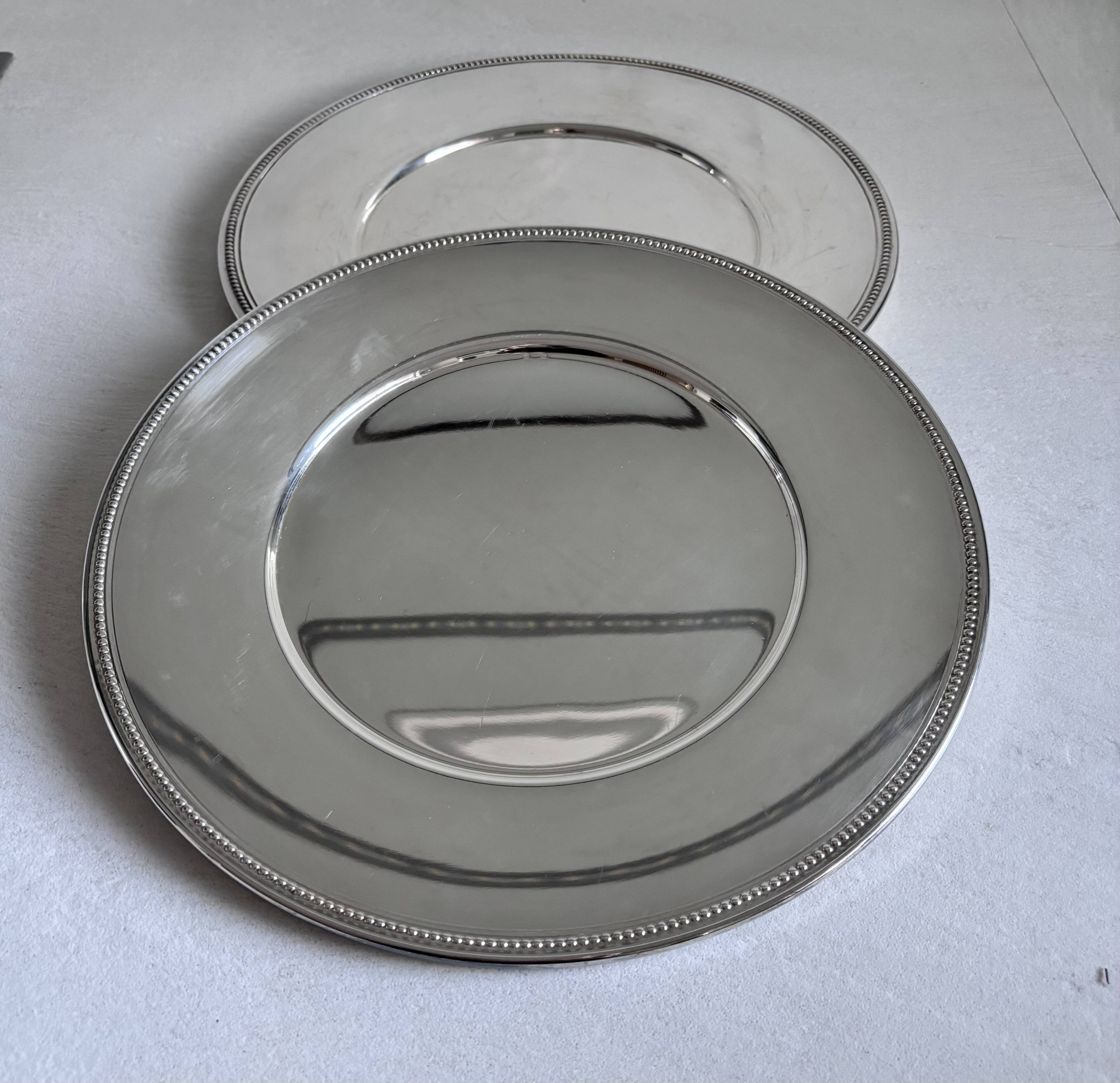 2 silver-plated charger plates, 28 cm in diameter.