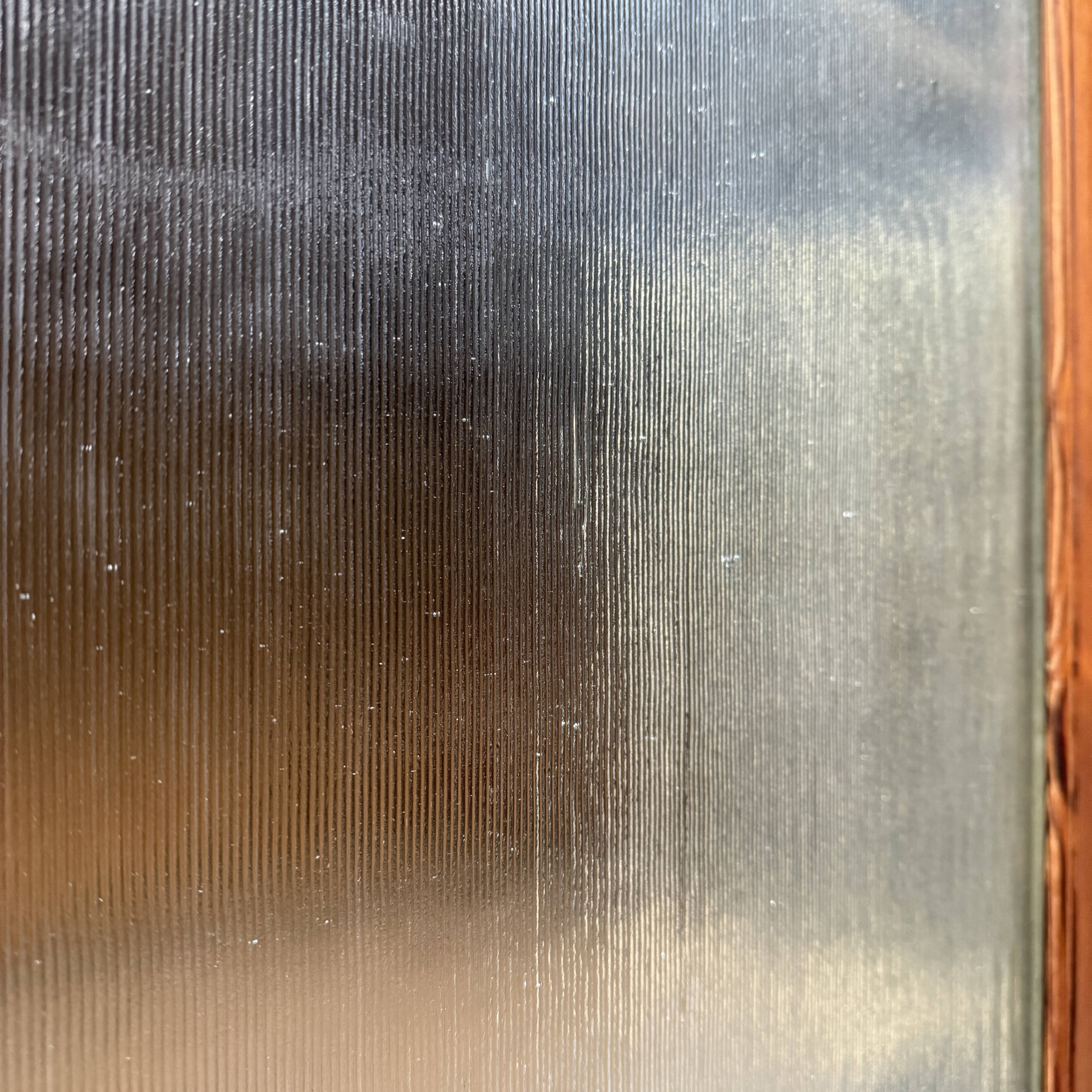 Armoire d'école en pin belge avec vitres nervurées