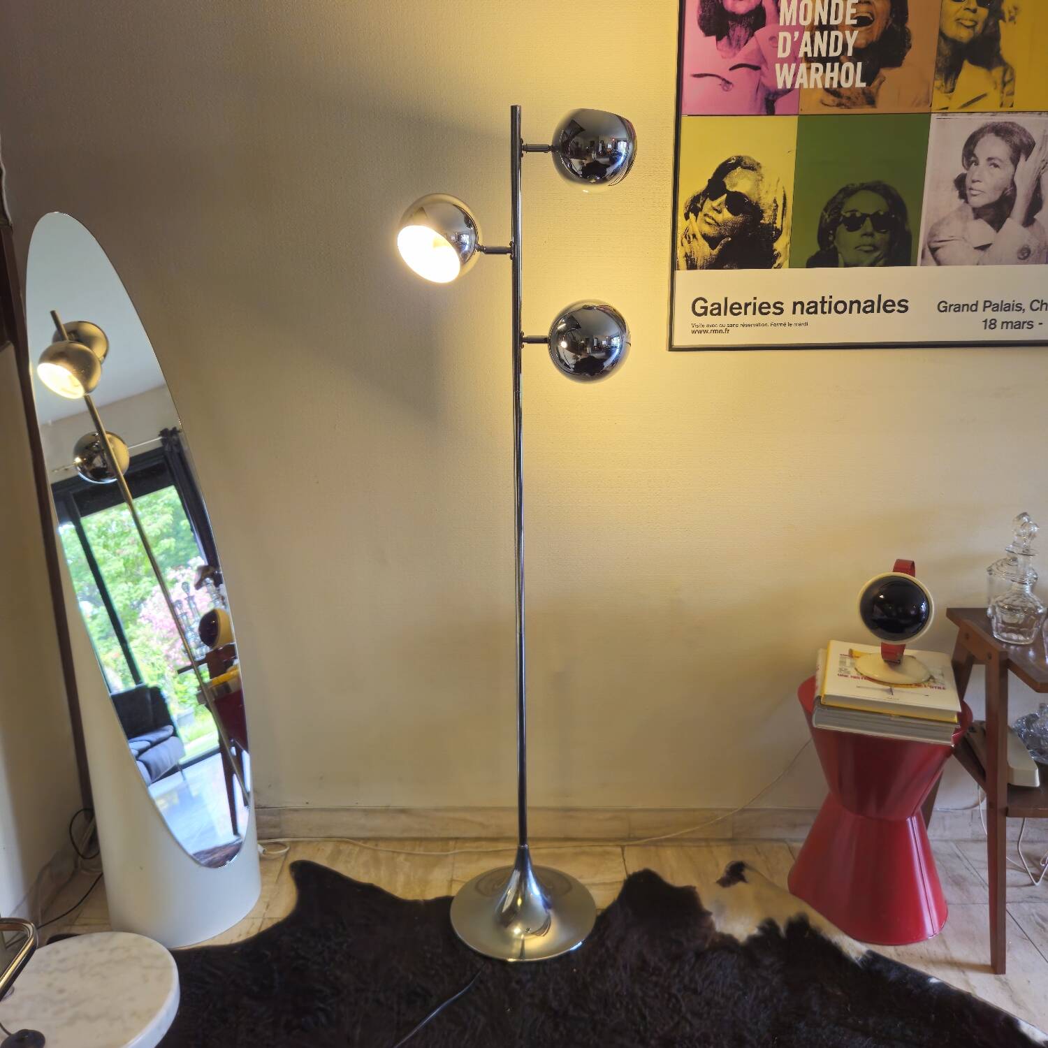 Eyeball floor lamp with tulip base