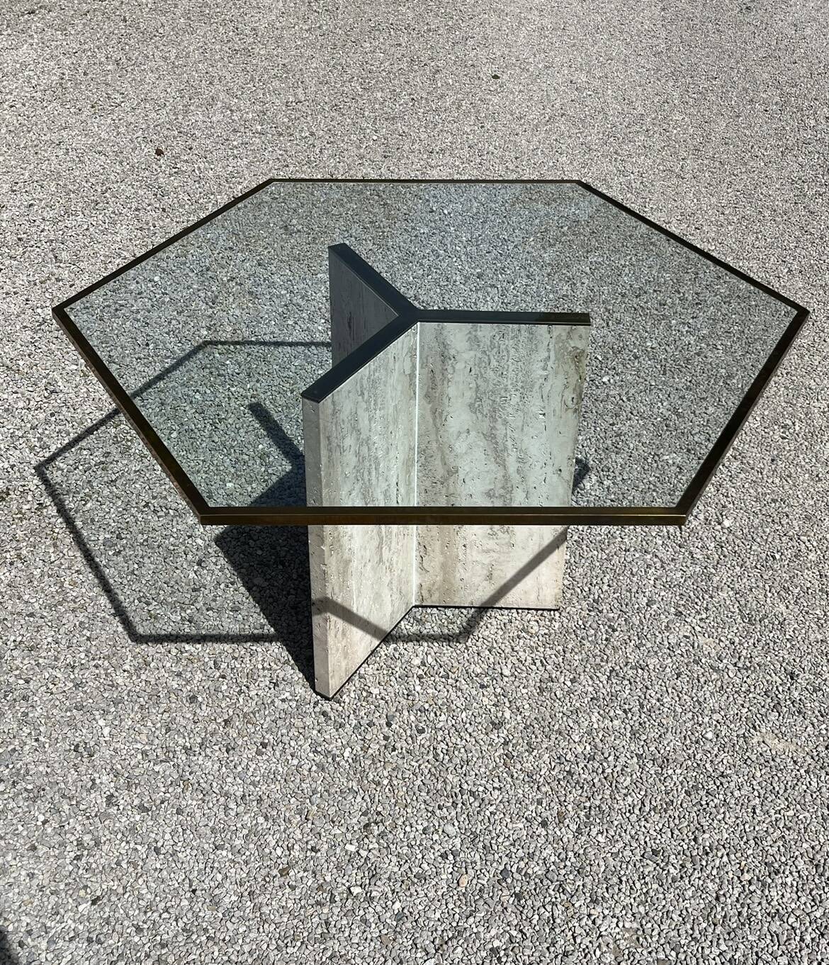 Dining table in travertine, glass top and brass (c.1980)