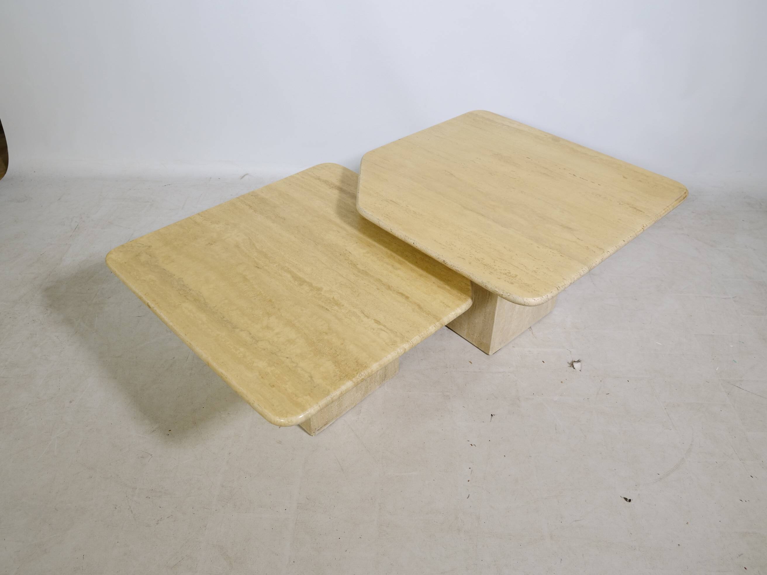 Tables gigognes en travertin, ensemble de 2, années 1970