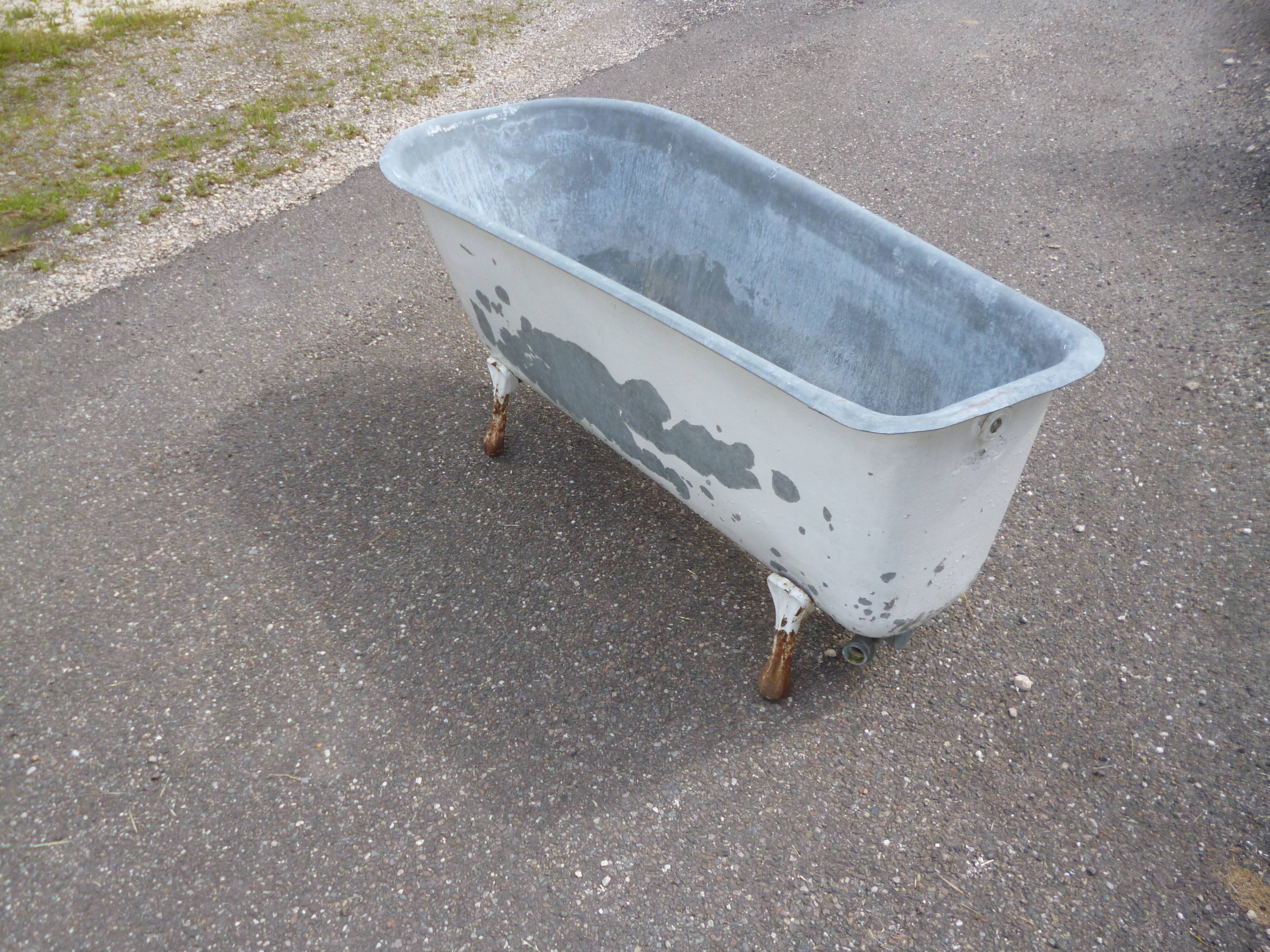 Zinc bathtub