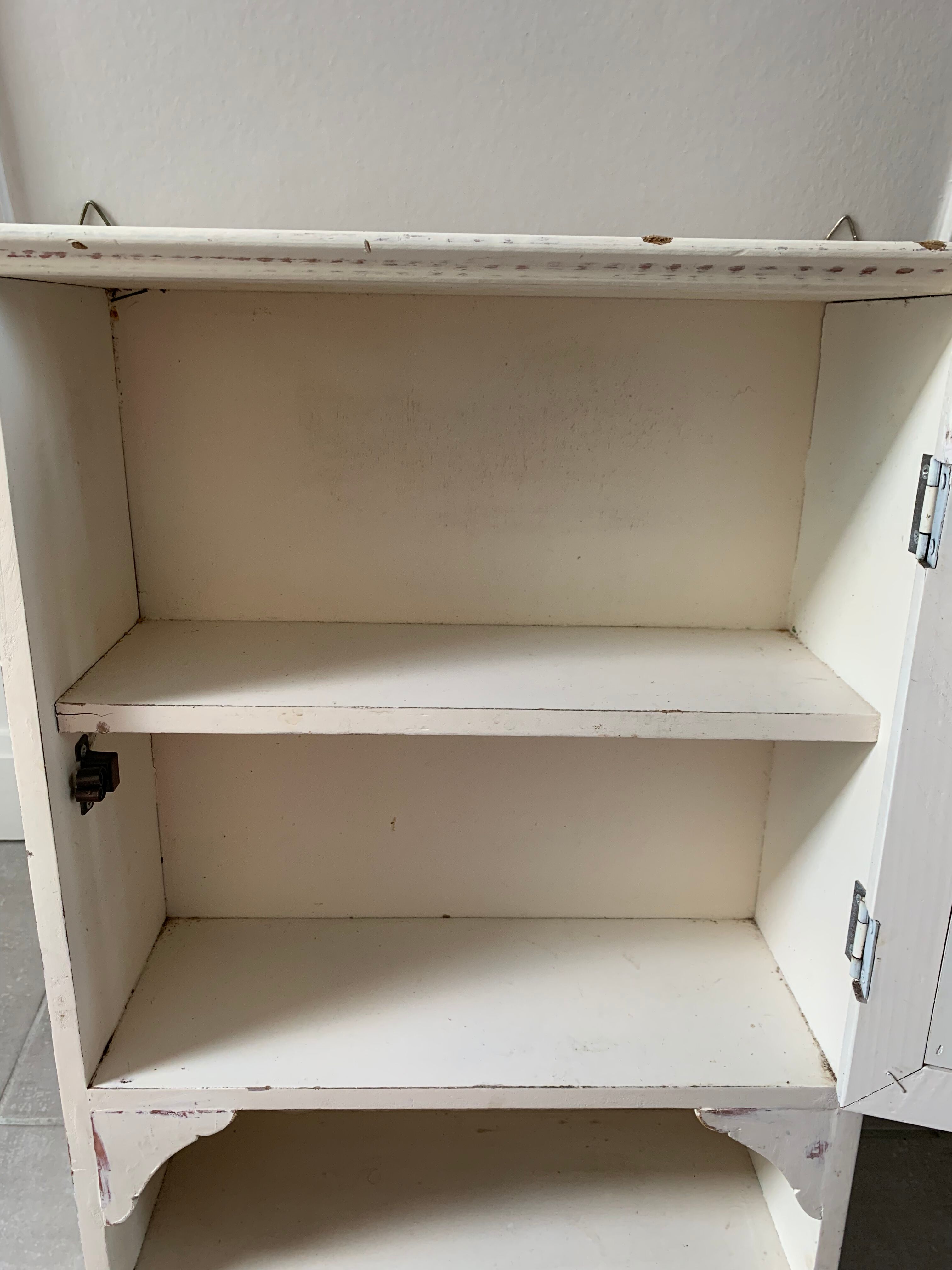 Hanging cabinet