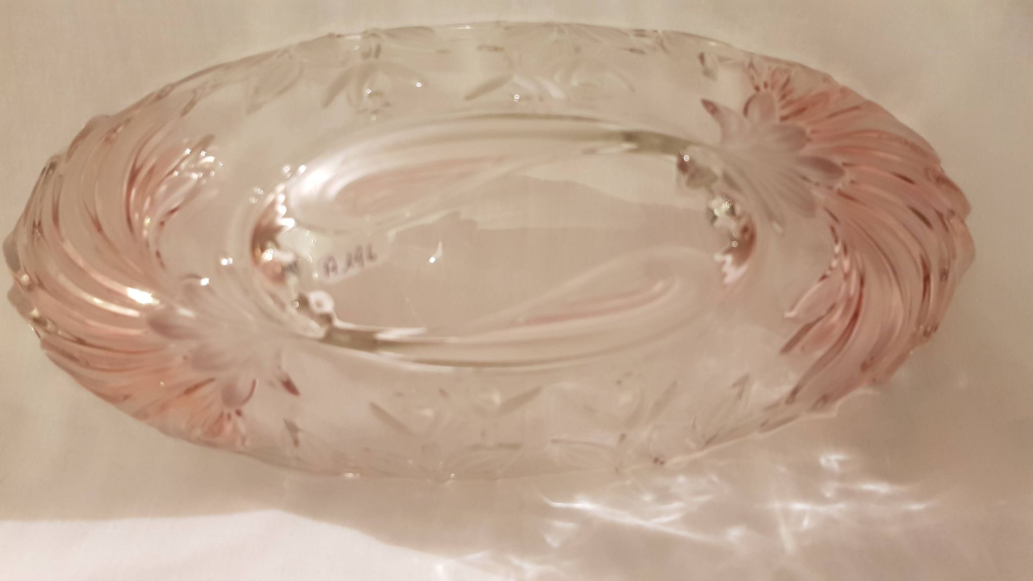 Oval bowl in crystal and frosted glass, pink and frosted.