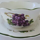 Table table table service decorated with pampres consisting of a drainer and a plate