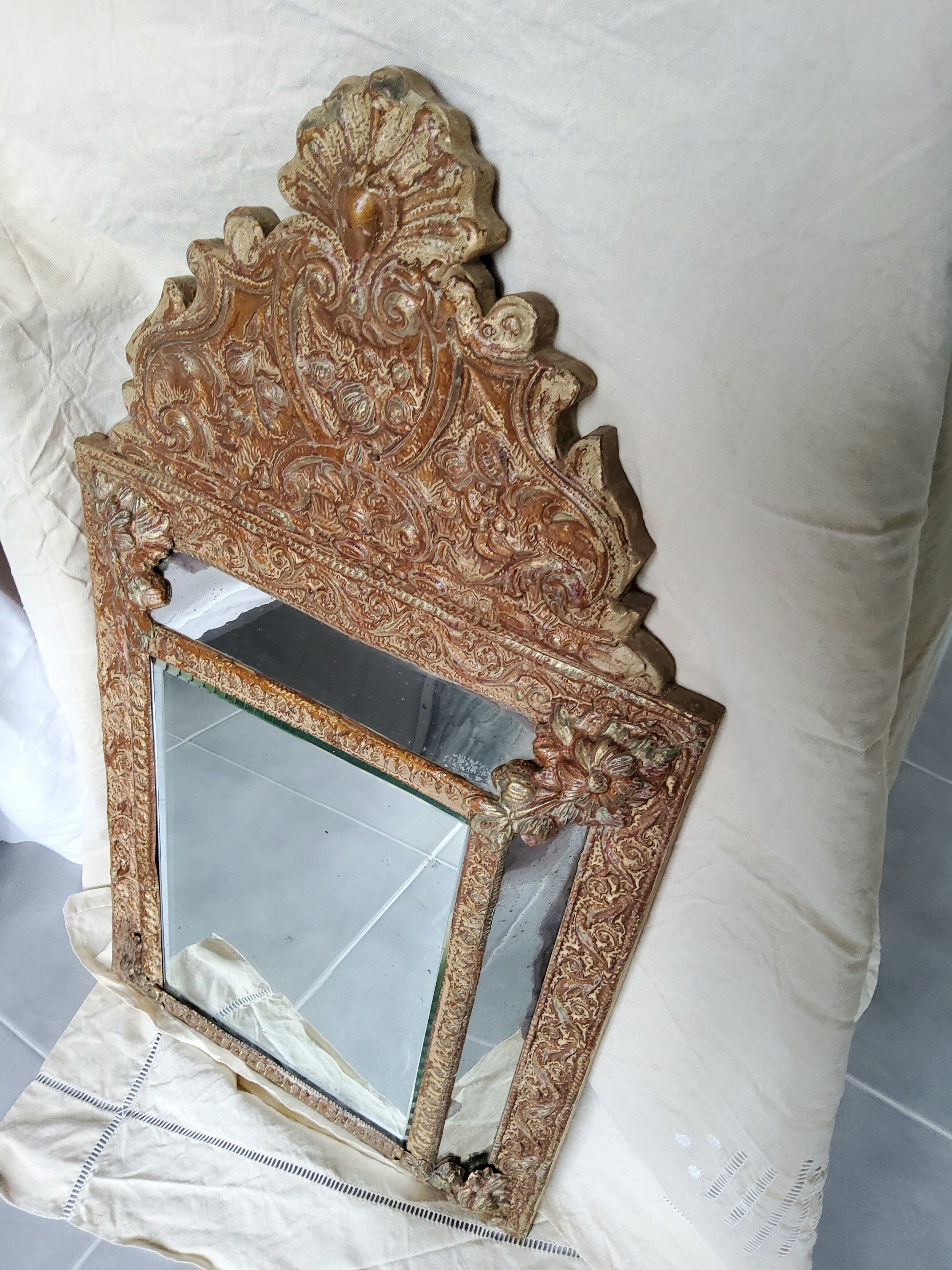 Mirror with parecloses