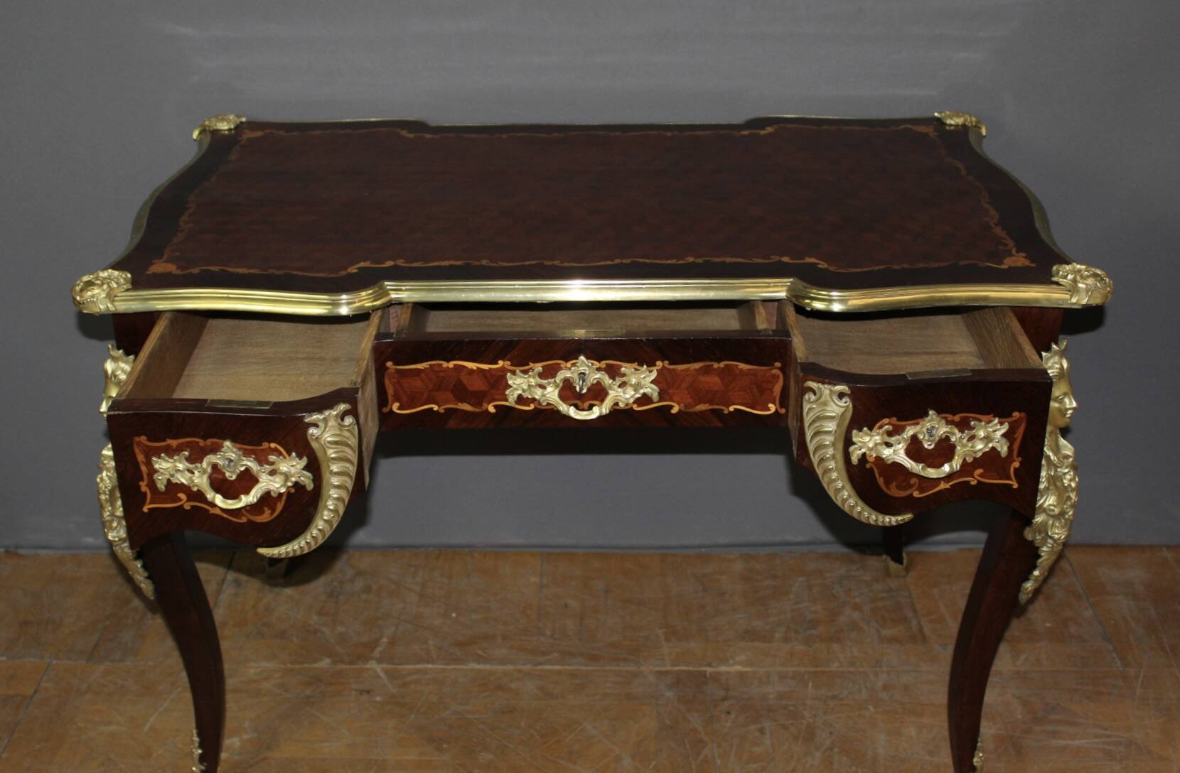 Bureau Louis XV en Marqueterie et Bronze d'époque XIX
