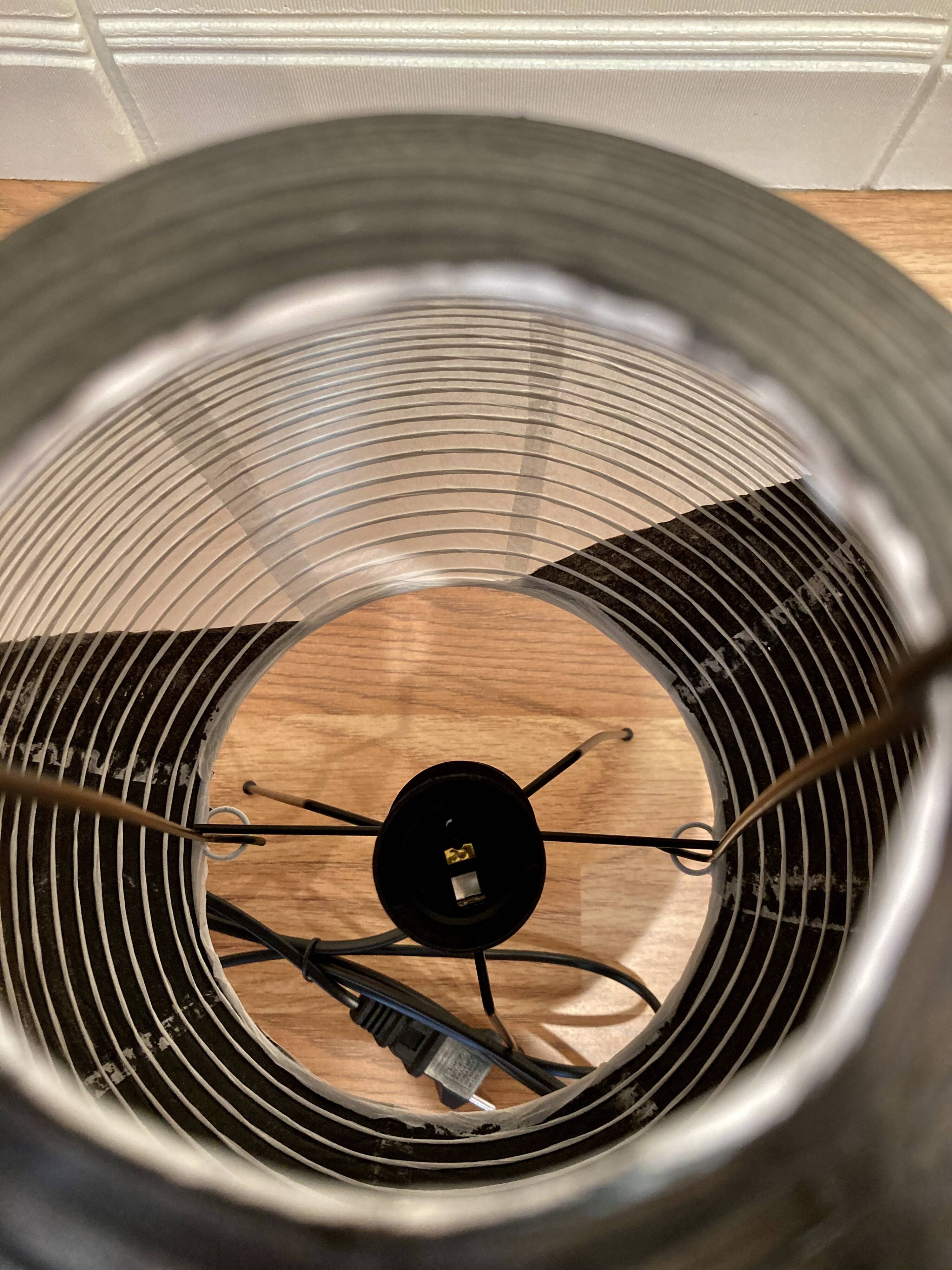 Lampe noire "Design papier et métal".