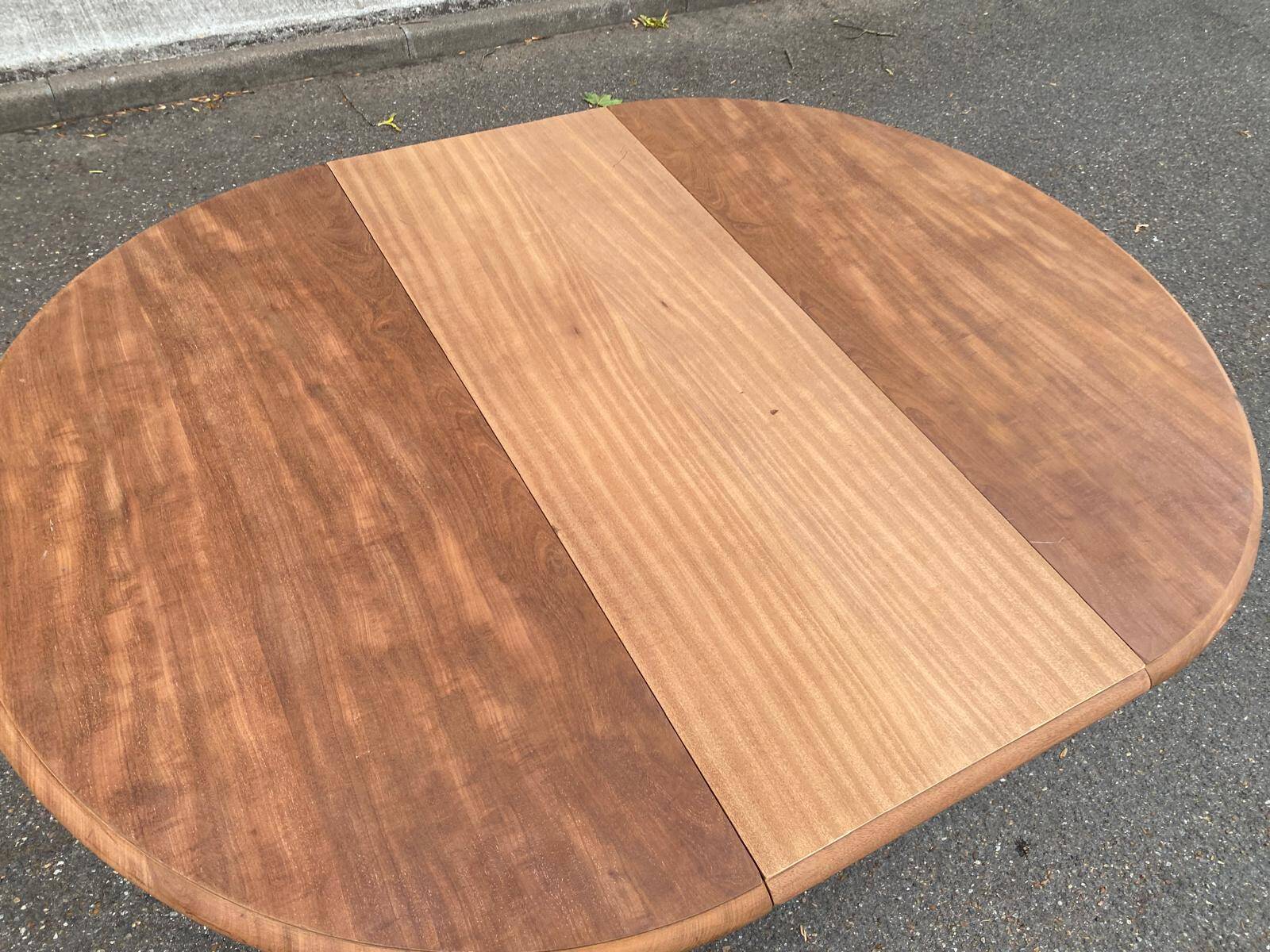 Renovated round extendable dining table made of solid mahogany from the 19th century.
