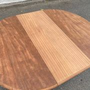 Renovated round extendable dining table made of solid mahogany from the 19th century.