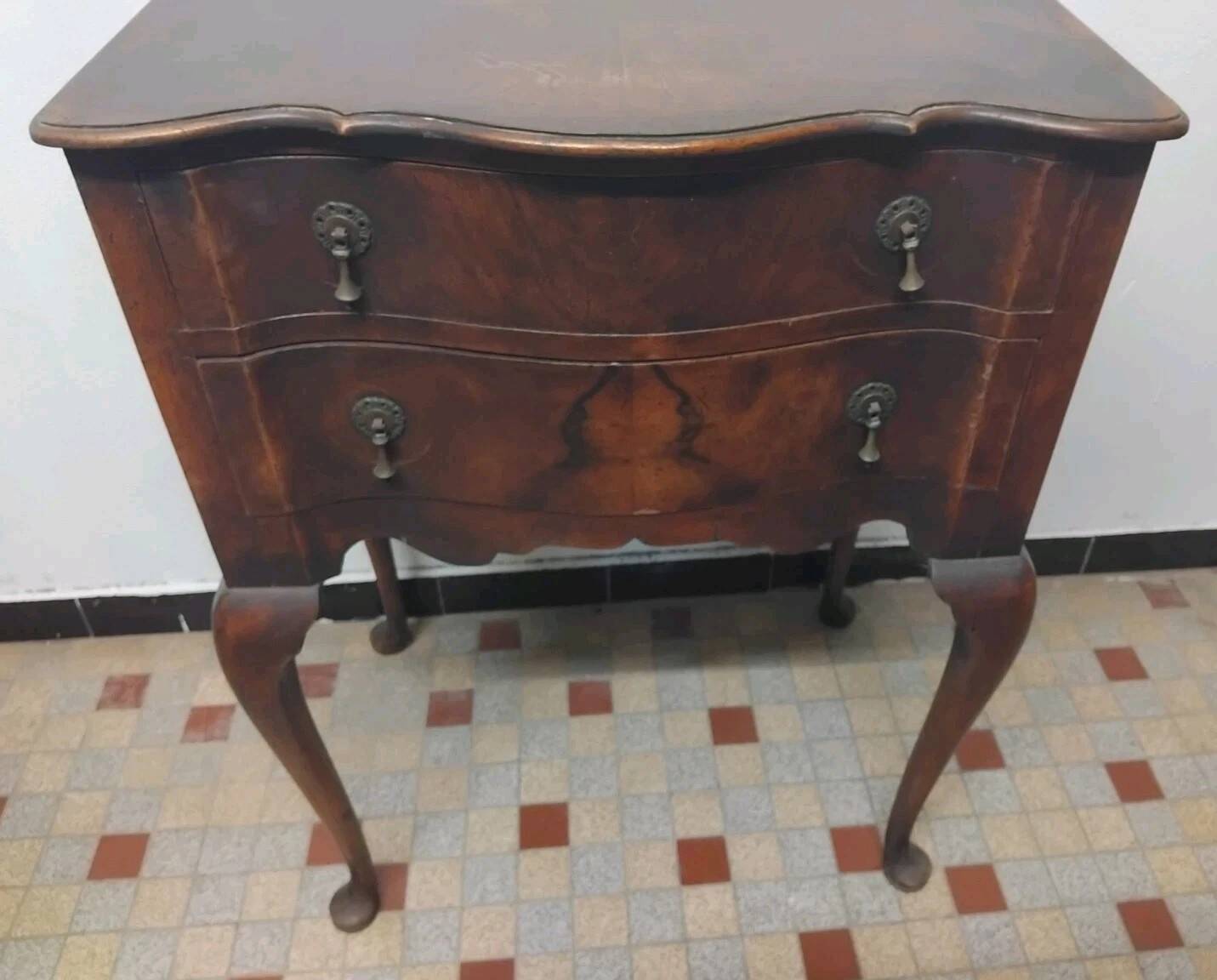 Commode galbée ancienne