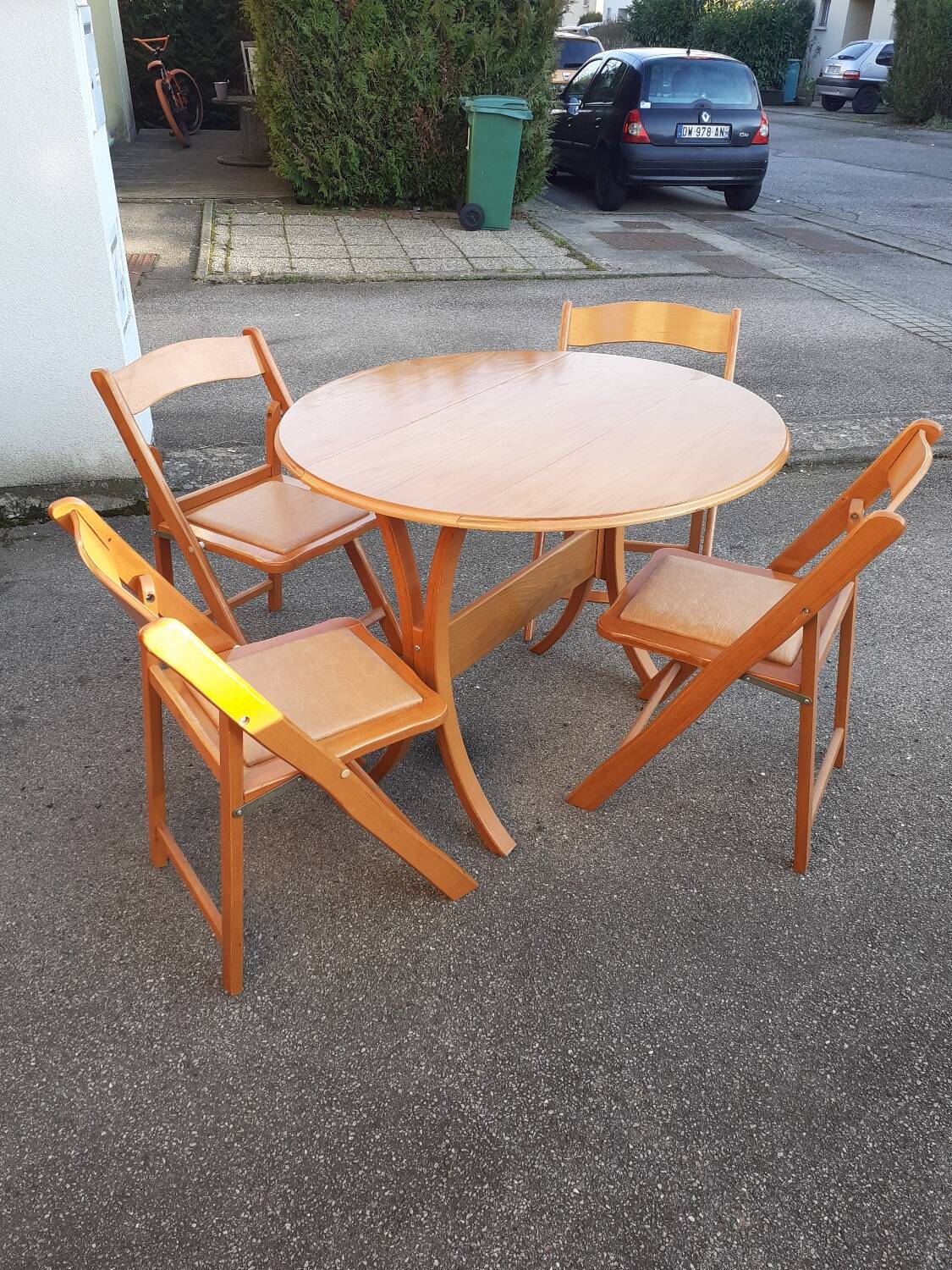 “Space saving” dining set