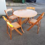 “Space saving” dining set