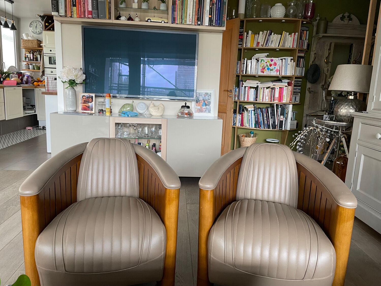 Paire de fauteuils club en cuir et bois