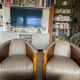 Paire de fauteuils club en cuir et bois
