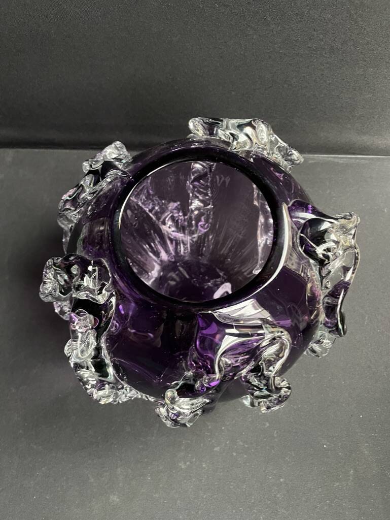 Gros vase boule à base plane en verre soufflé violet et blanc