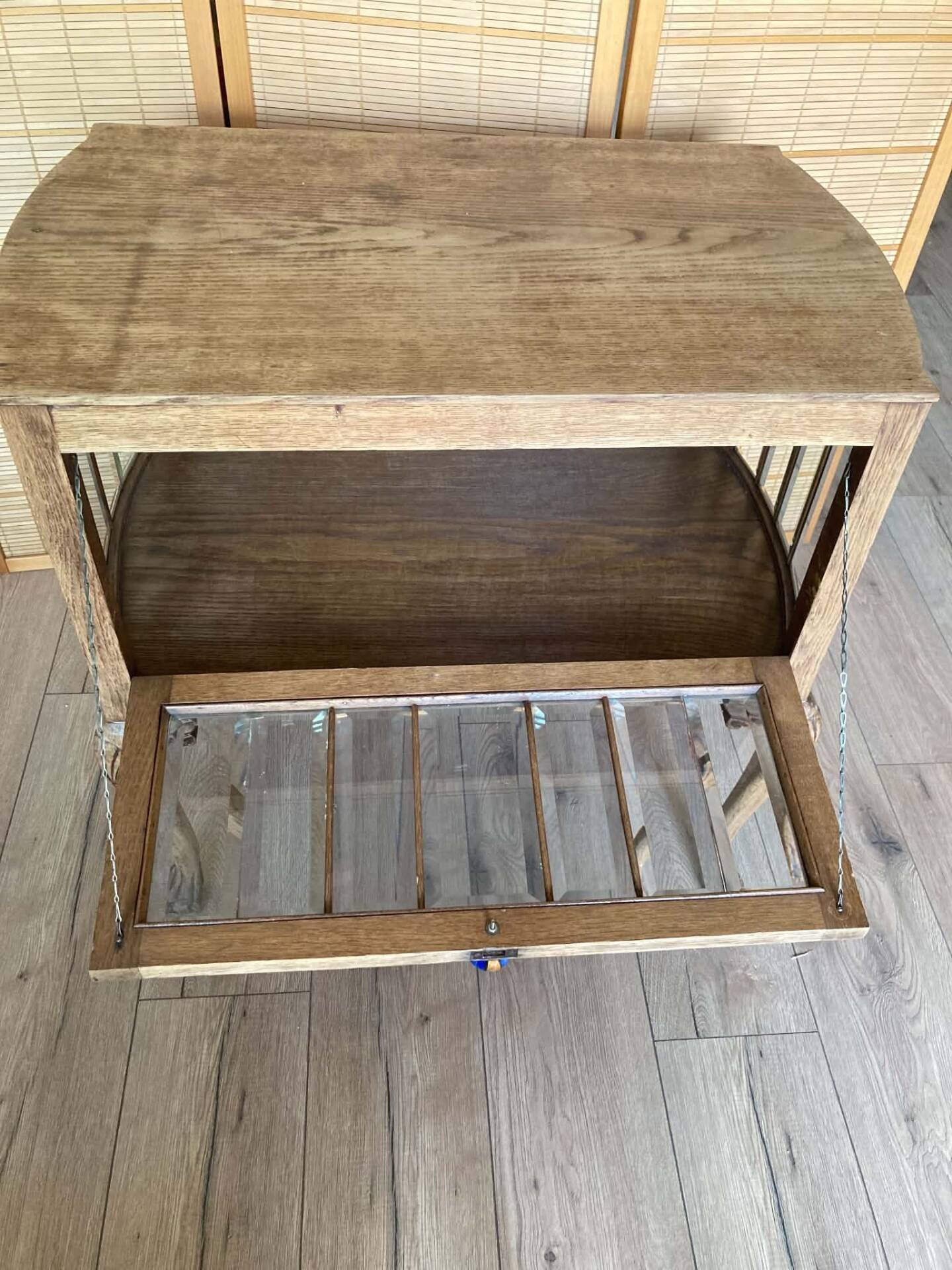 Meuble d'appoint style Louis XV abattant vitré
