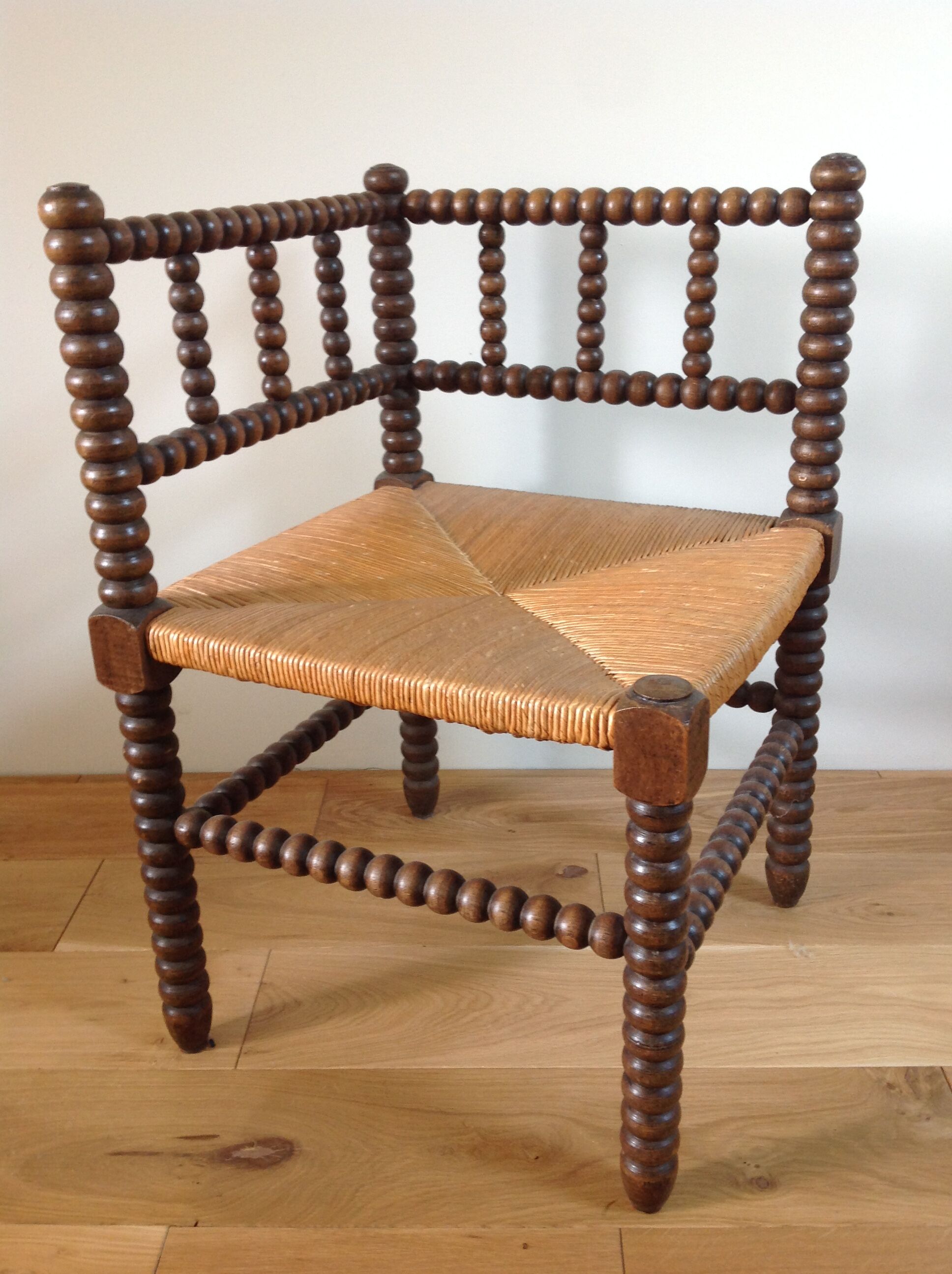 Mulched wood corner chair