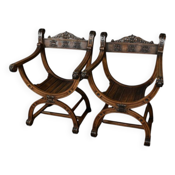Paire de fauteuils Dagobert en noyer, style médiéval, fin XIXe