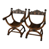 Paire de fauteuils Dagobert en noyer, style médiéval, fin XIXe