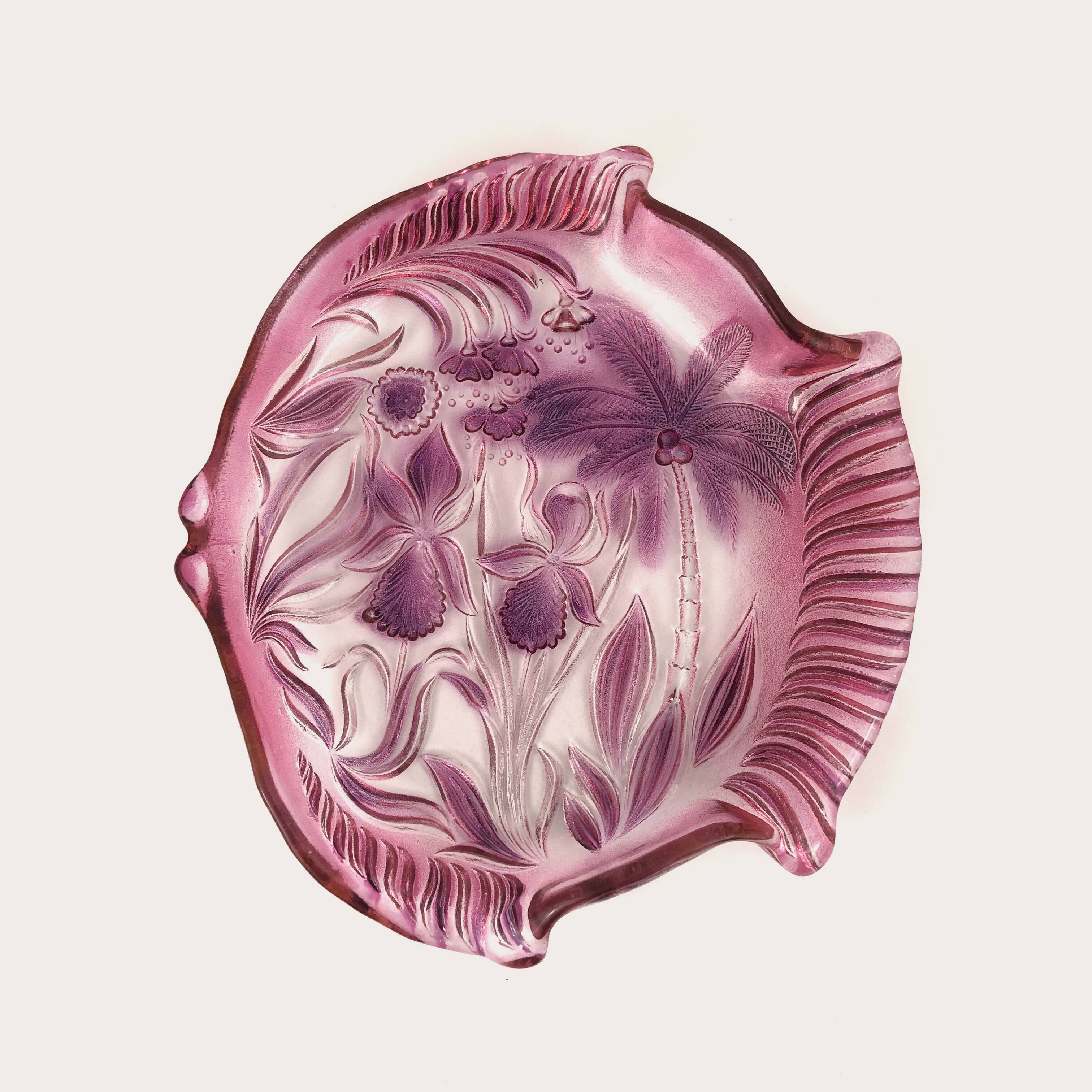 Dreamlike dish with grenadine nuances, fish shape with tropical and floral reliefs