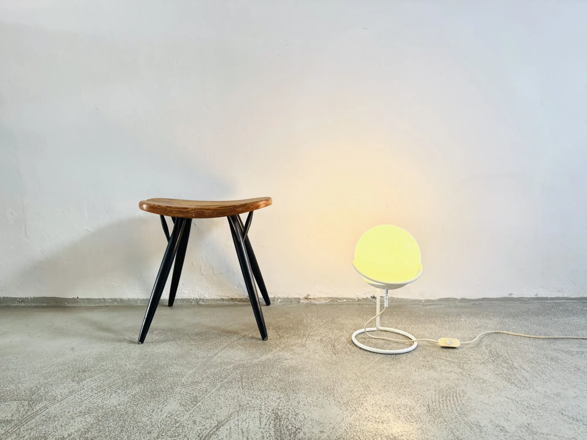 Lampe de table globe flottant par Vrieland, Pays-Bas, années 1980.