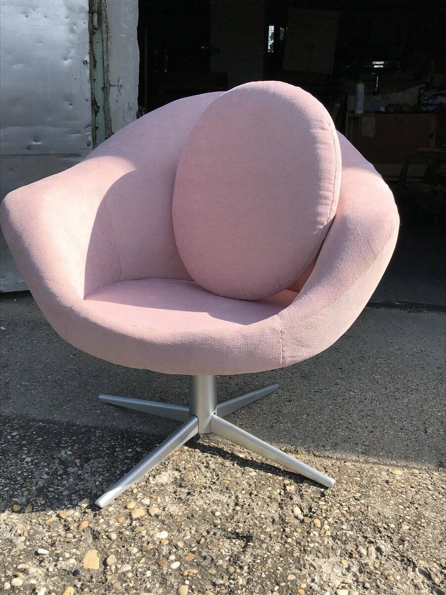 Mid-century swivel armchair in pink velvet with silver metal base, 1960s.