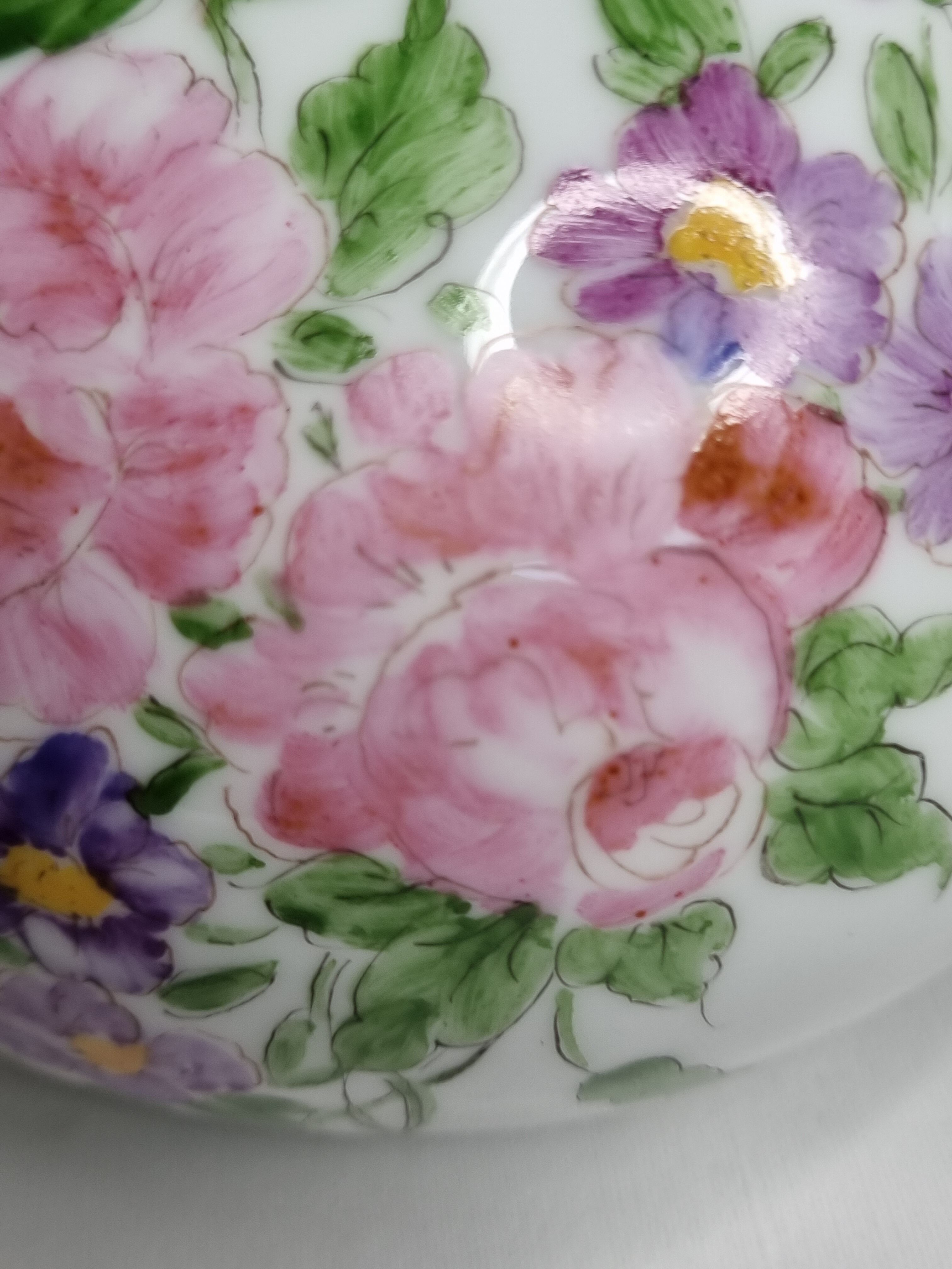 Ensemble pichet et gobelet en porcelaine décorés à la main