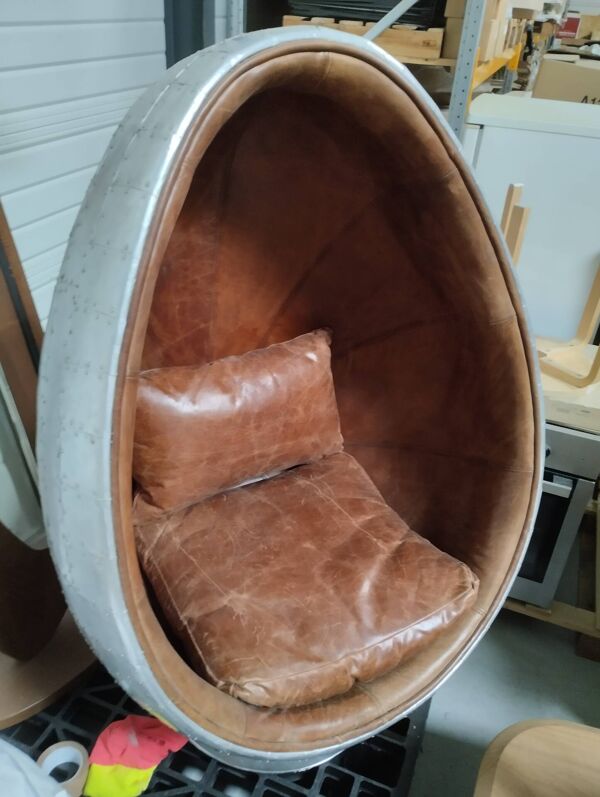 Fauteuil œuf industriel en cuir marron « coquille »