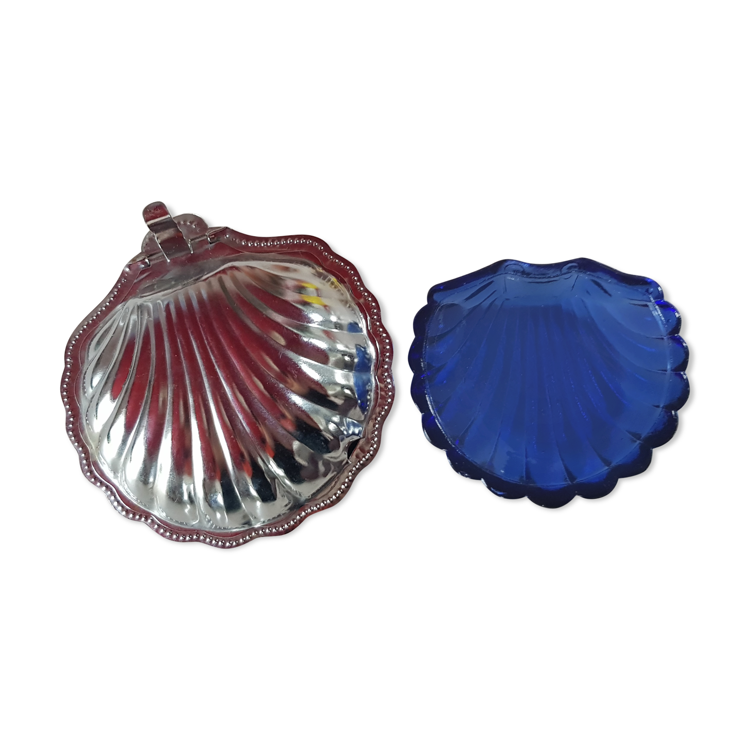 Vintage ashtray in silver metal and a blue glass part that goes inside in the shape of a saint jacques shell