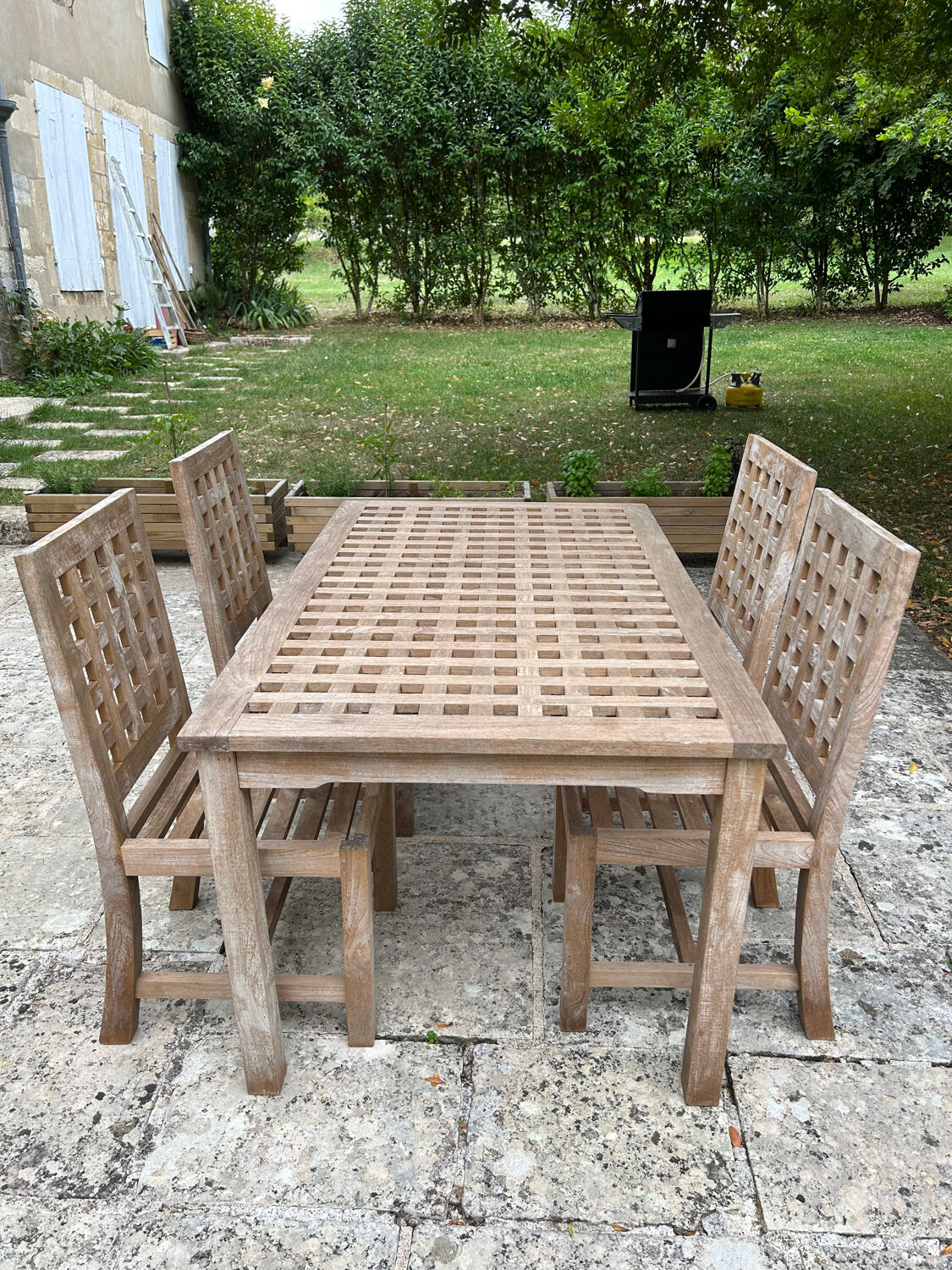 Outdoor table and chairs