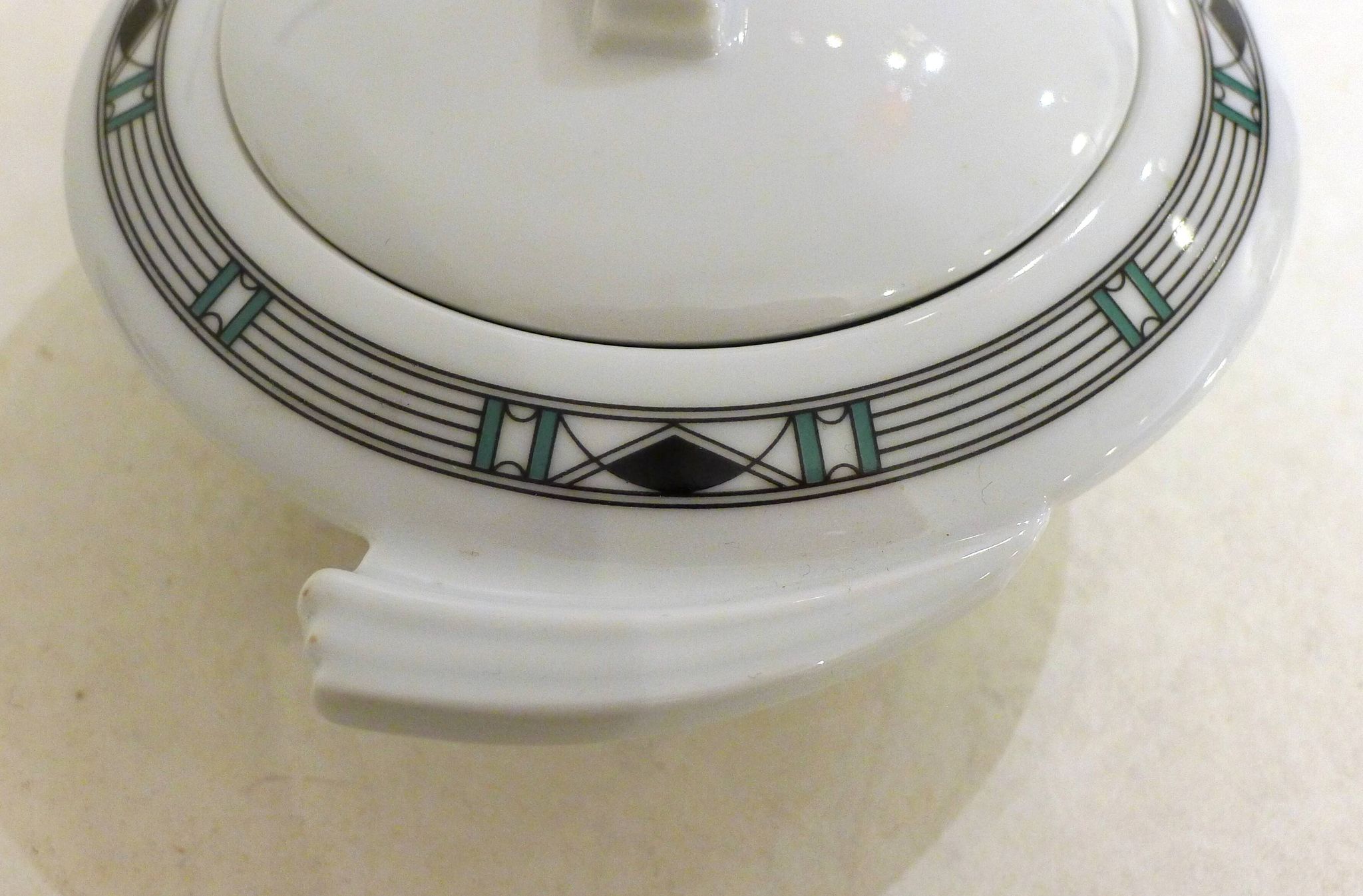 Delphie sugar bowl by Guy Degrenne in porcelain