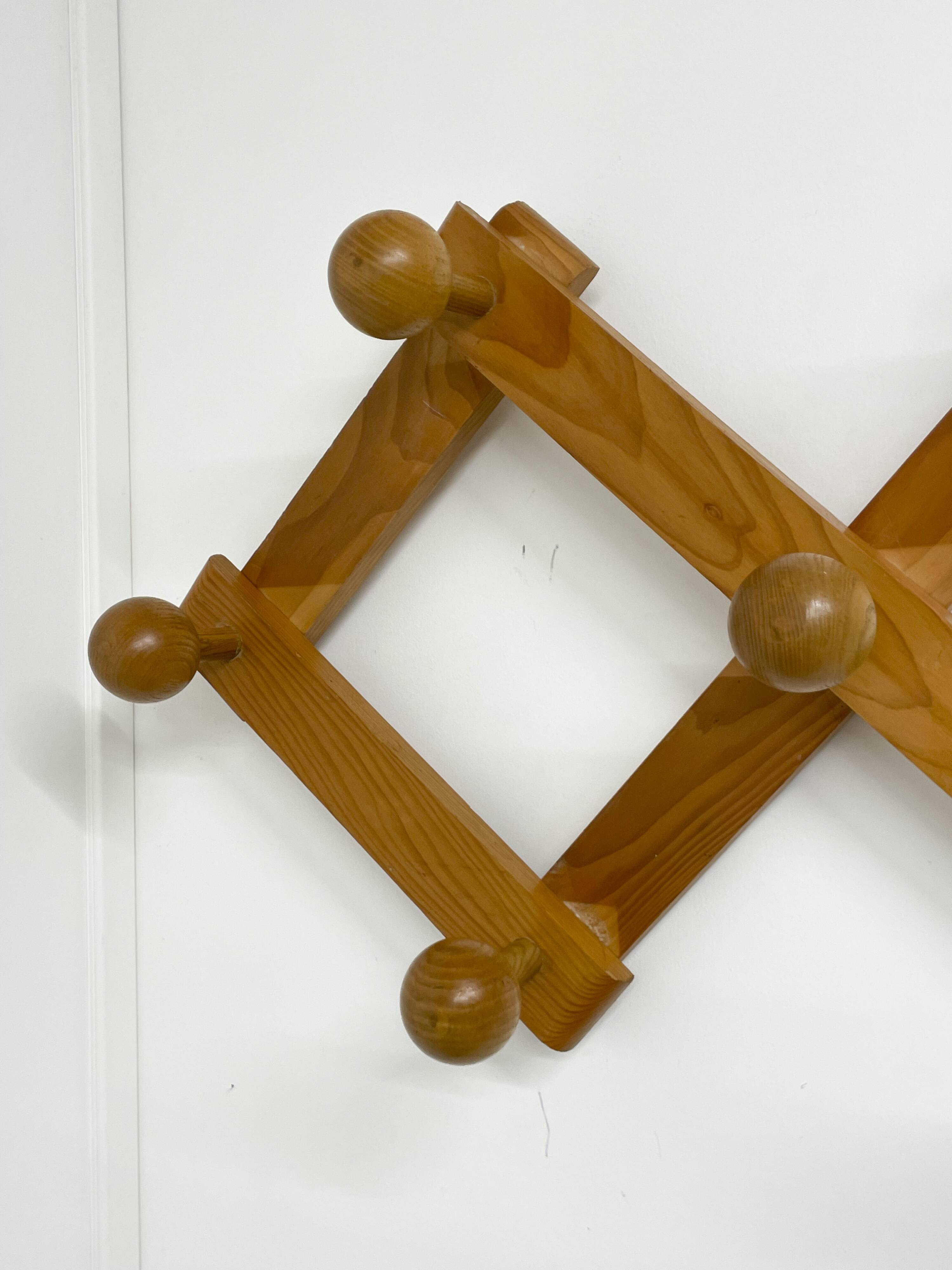 Wall-mounted coat rack in pine