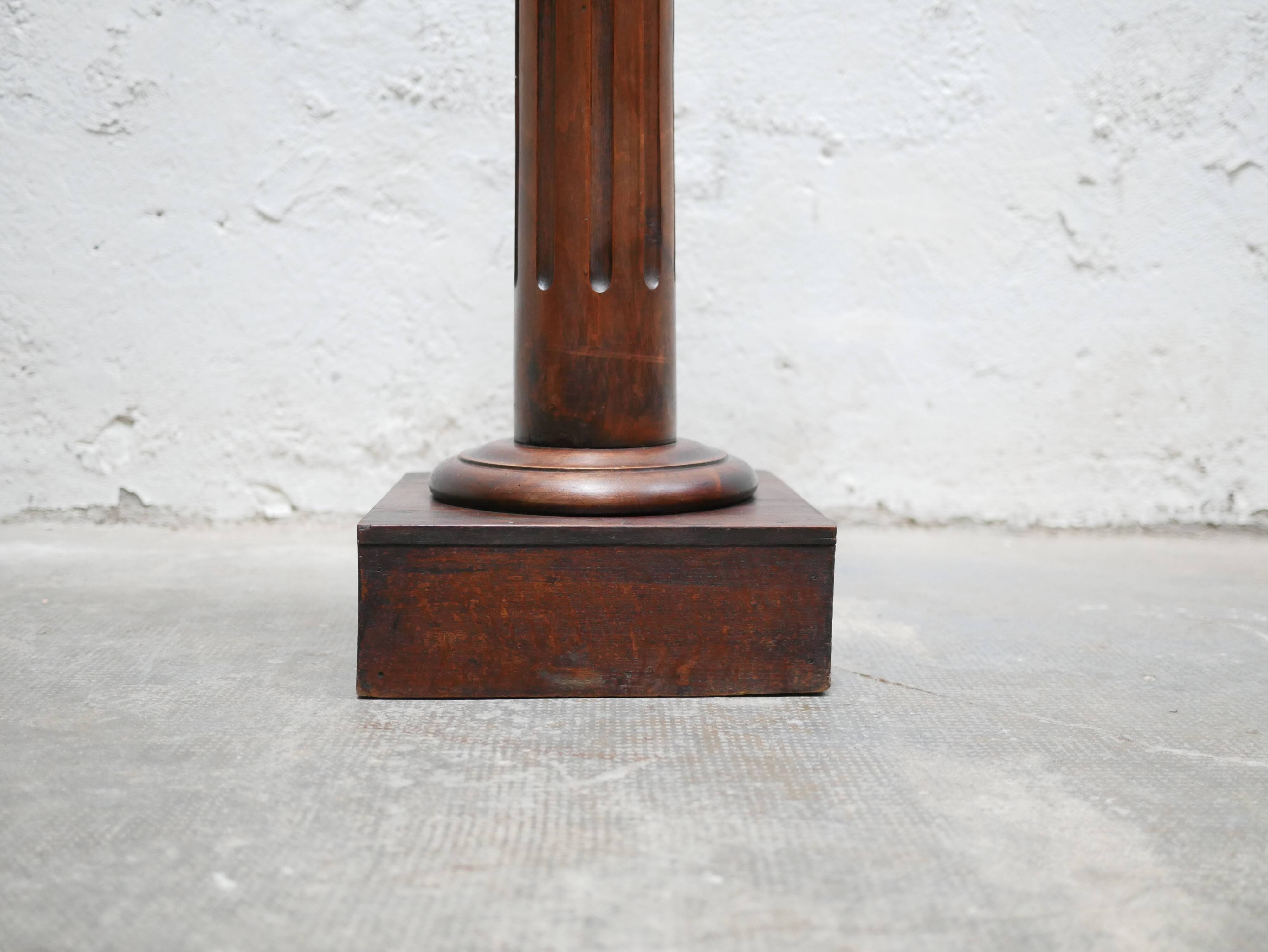 Colonne ancienne en bois