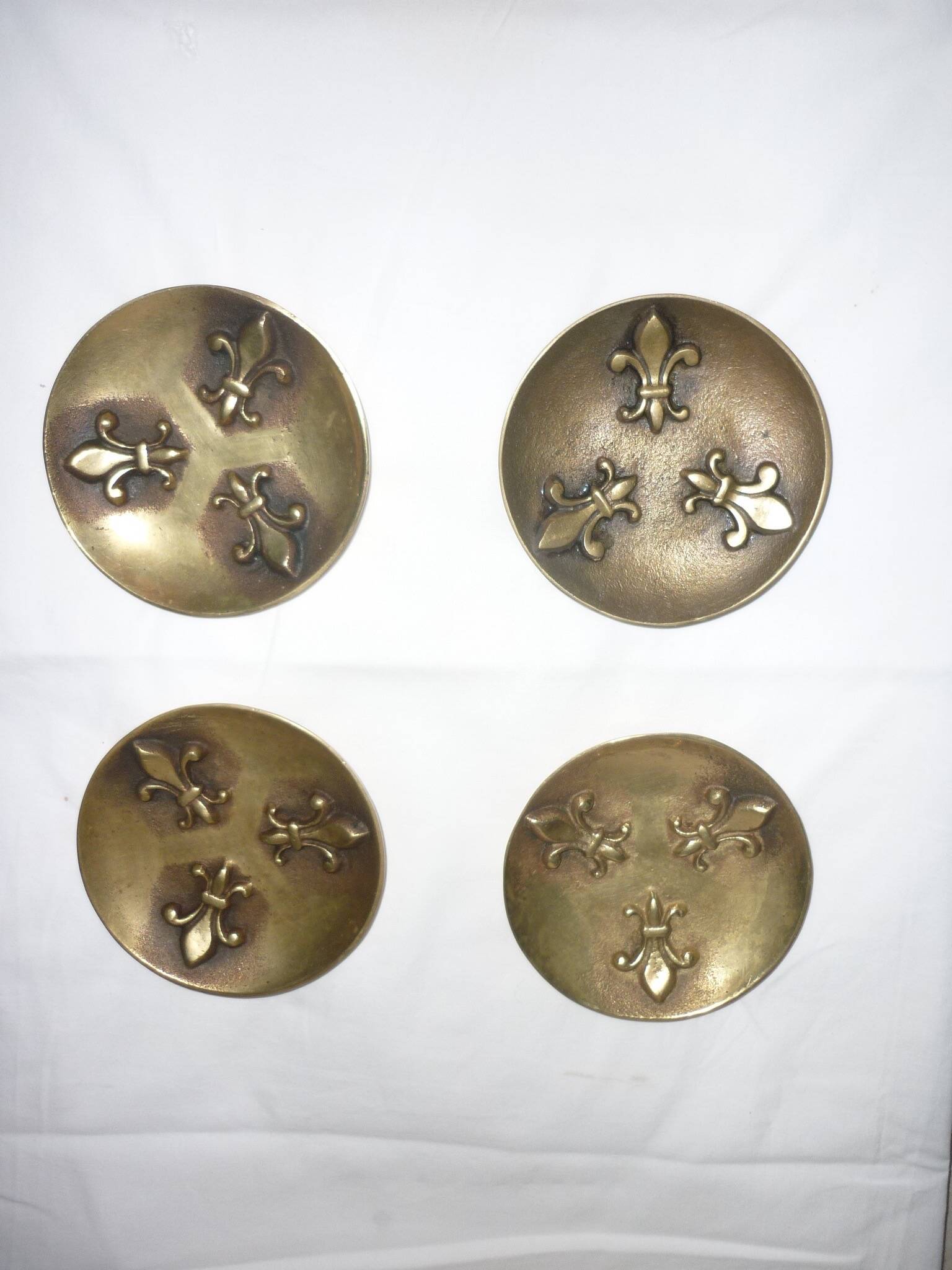 Bronze bowl decorated with fleur-de-lis