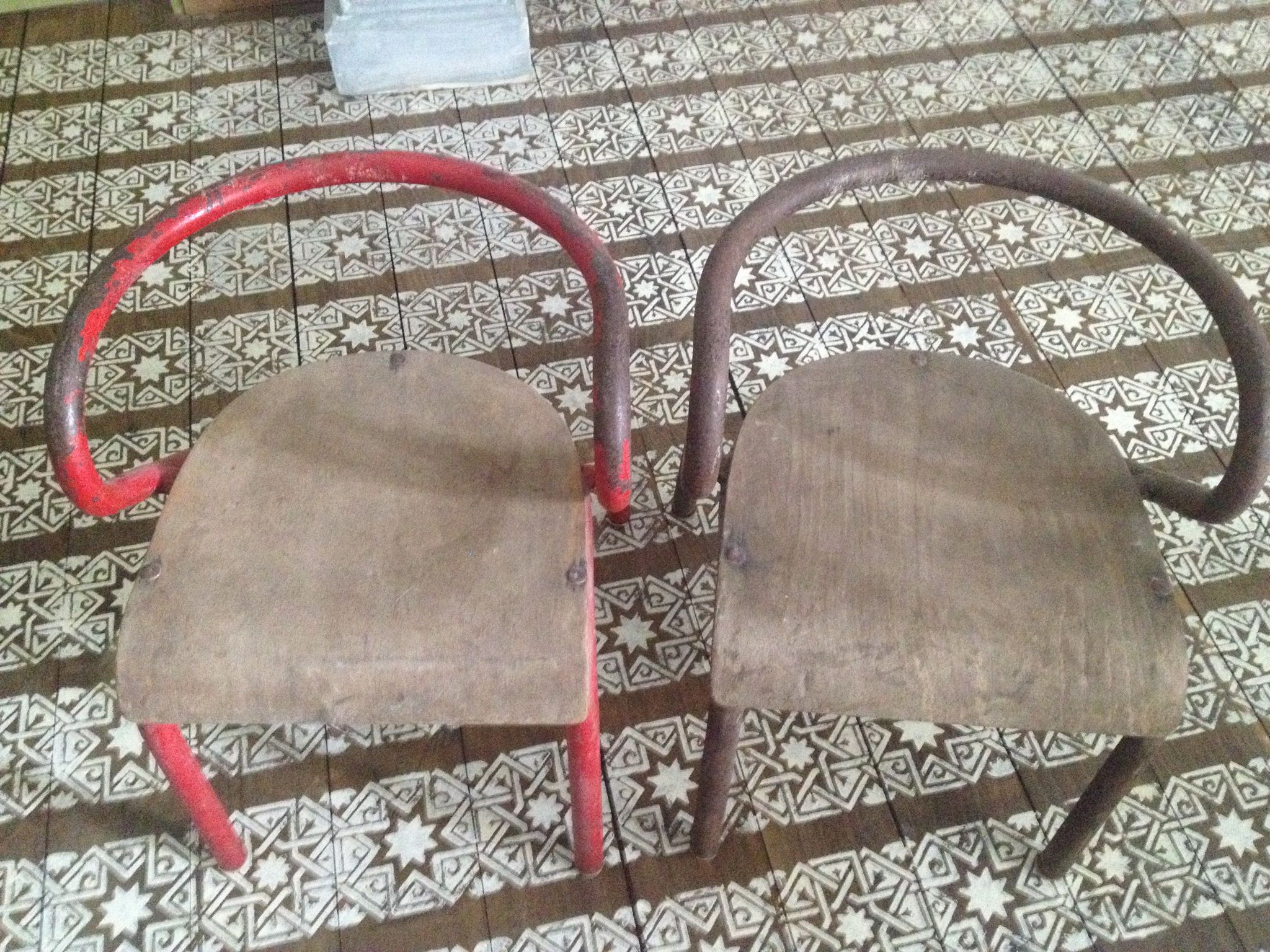 Paire de fauteuils d'écolier par Jacques Hitier en métal et bois, années 50
