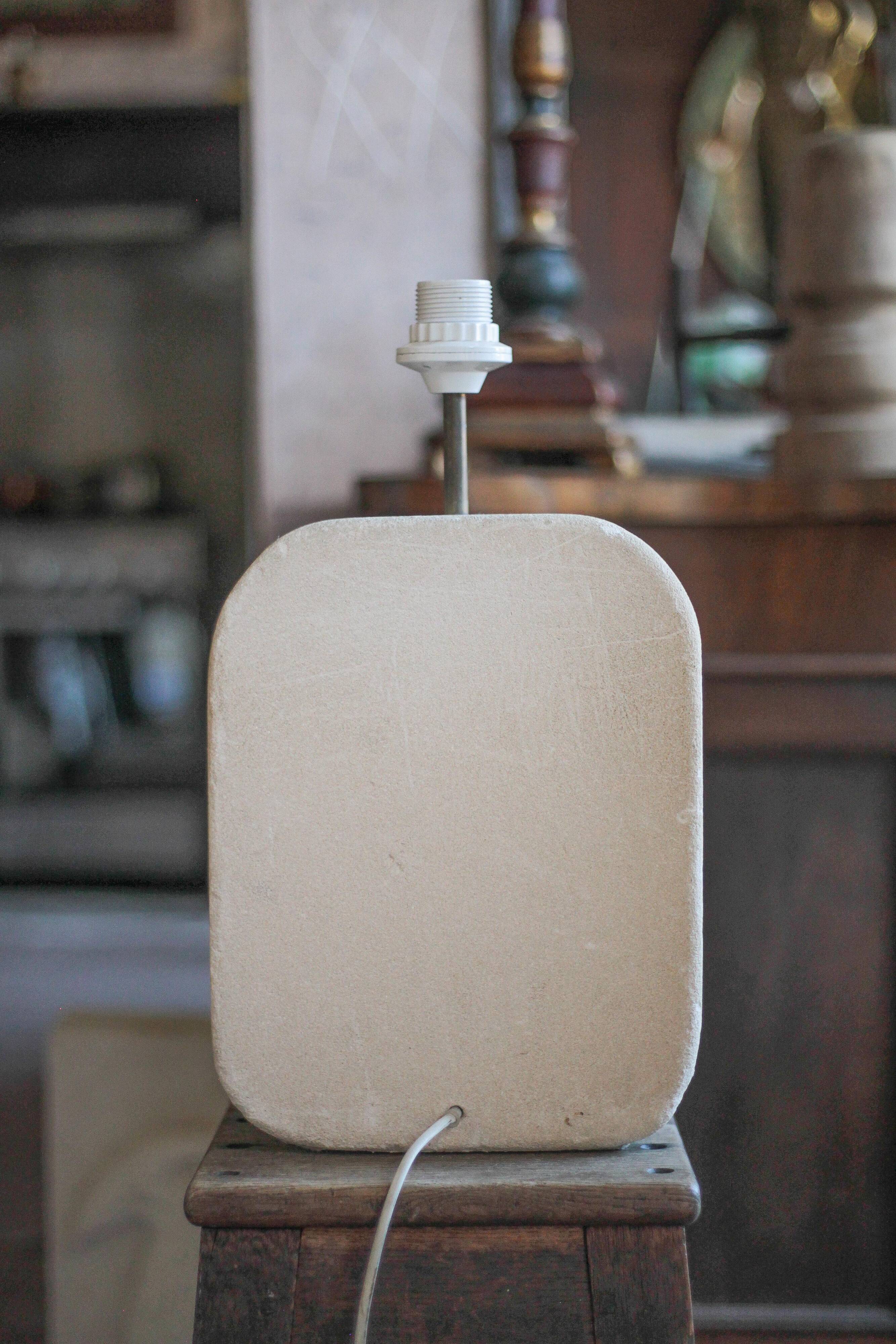 Lampe de table en pierre blanche moderniste, lampe brutaliste