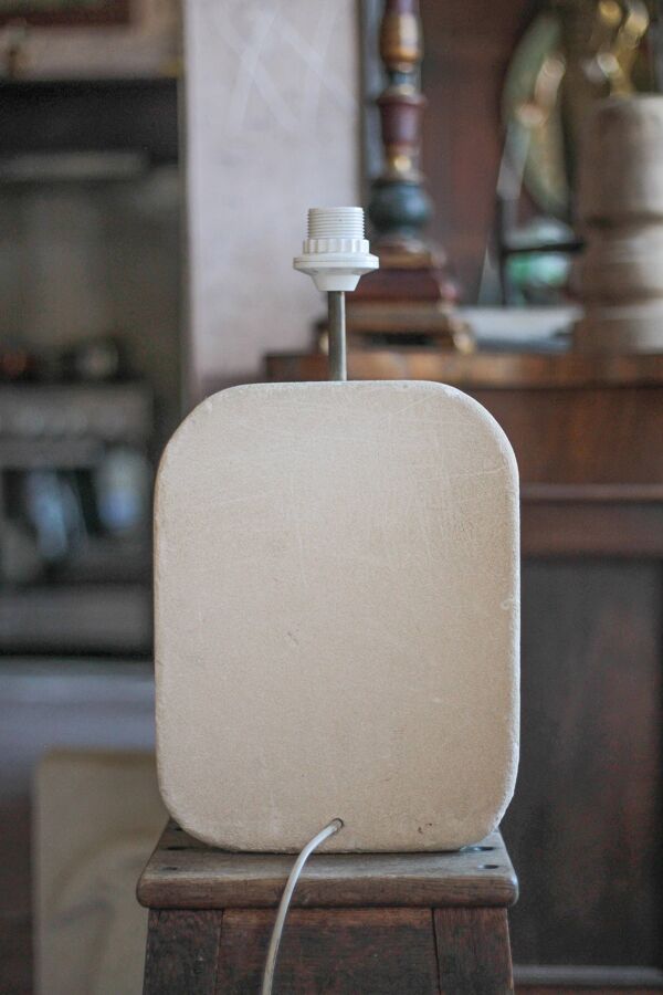 Lampe de table en pierre blanche moderniste, lampe brutaliste