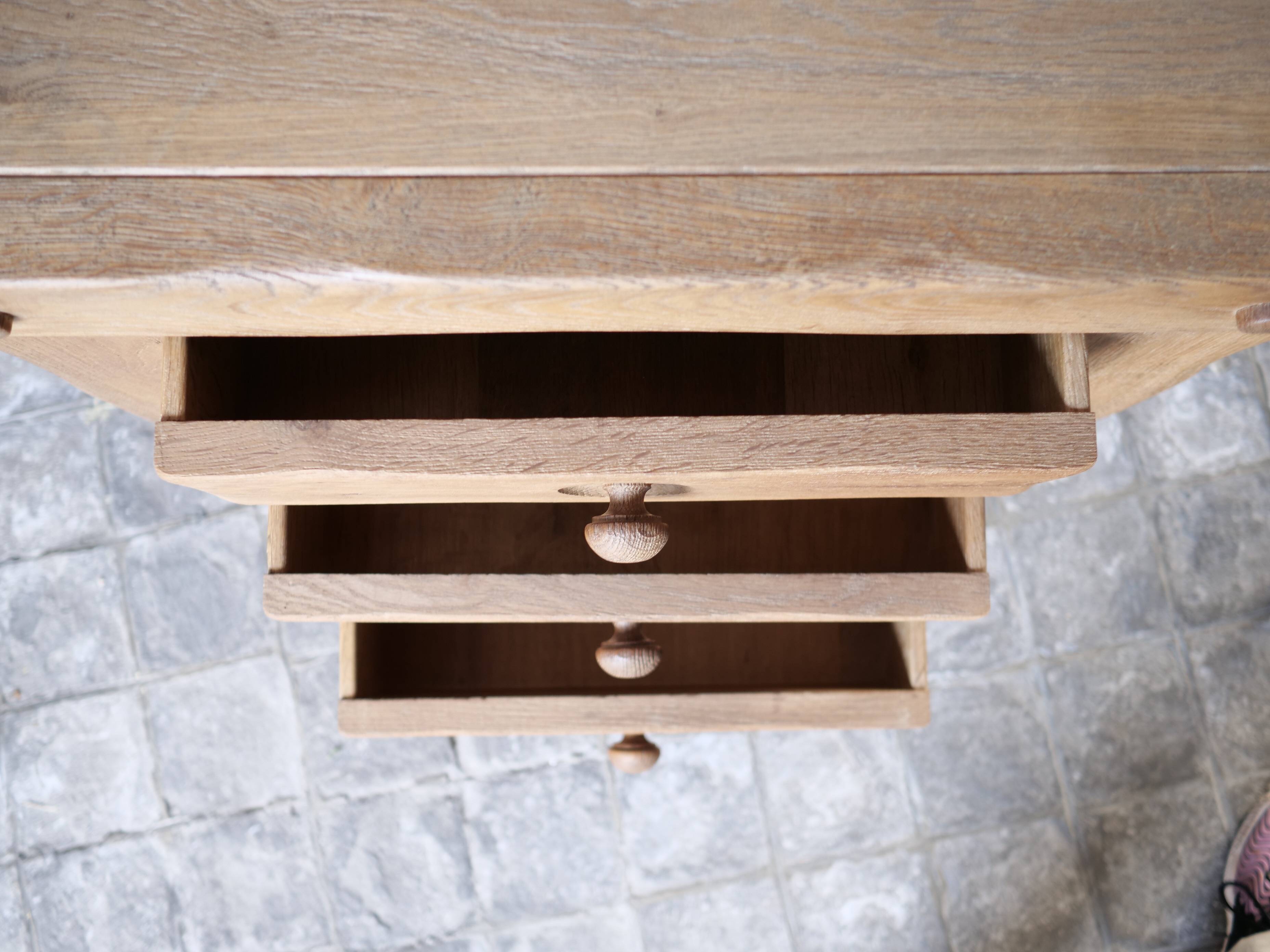 commode à tiroir brutaliste en chêne massif