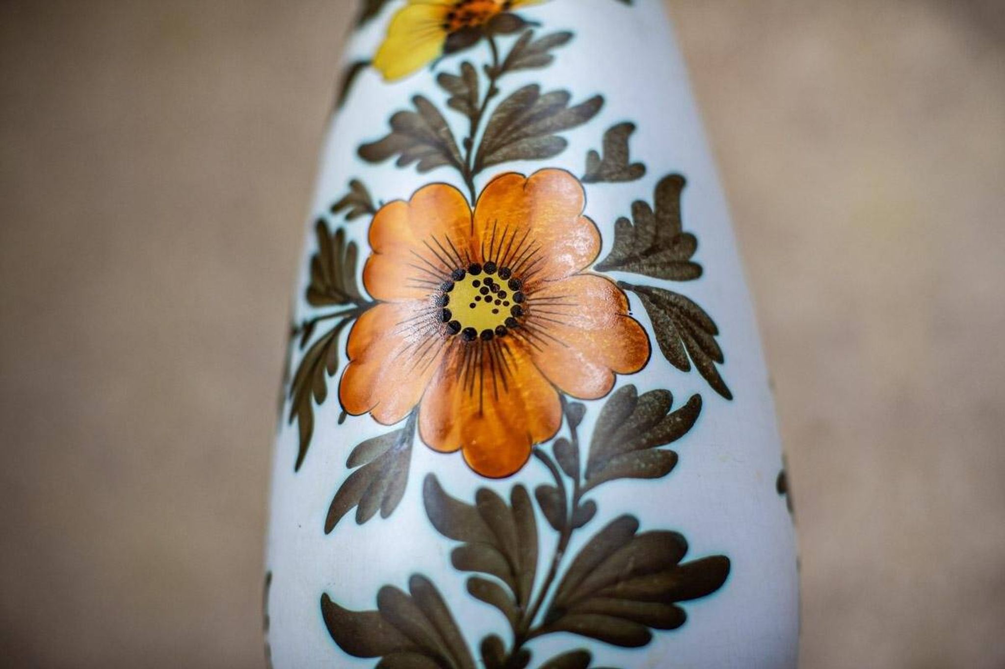Vase en céramique à motifs floraux, années 1950