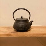 Théière japonaise antique en fonte