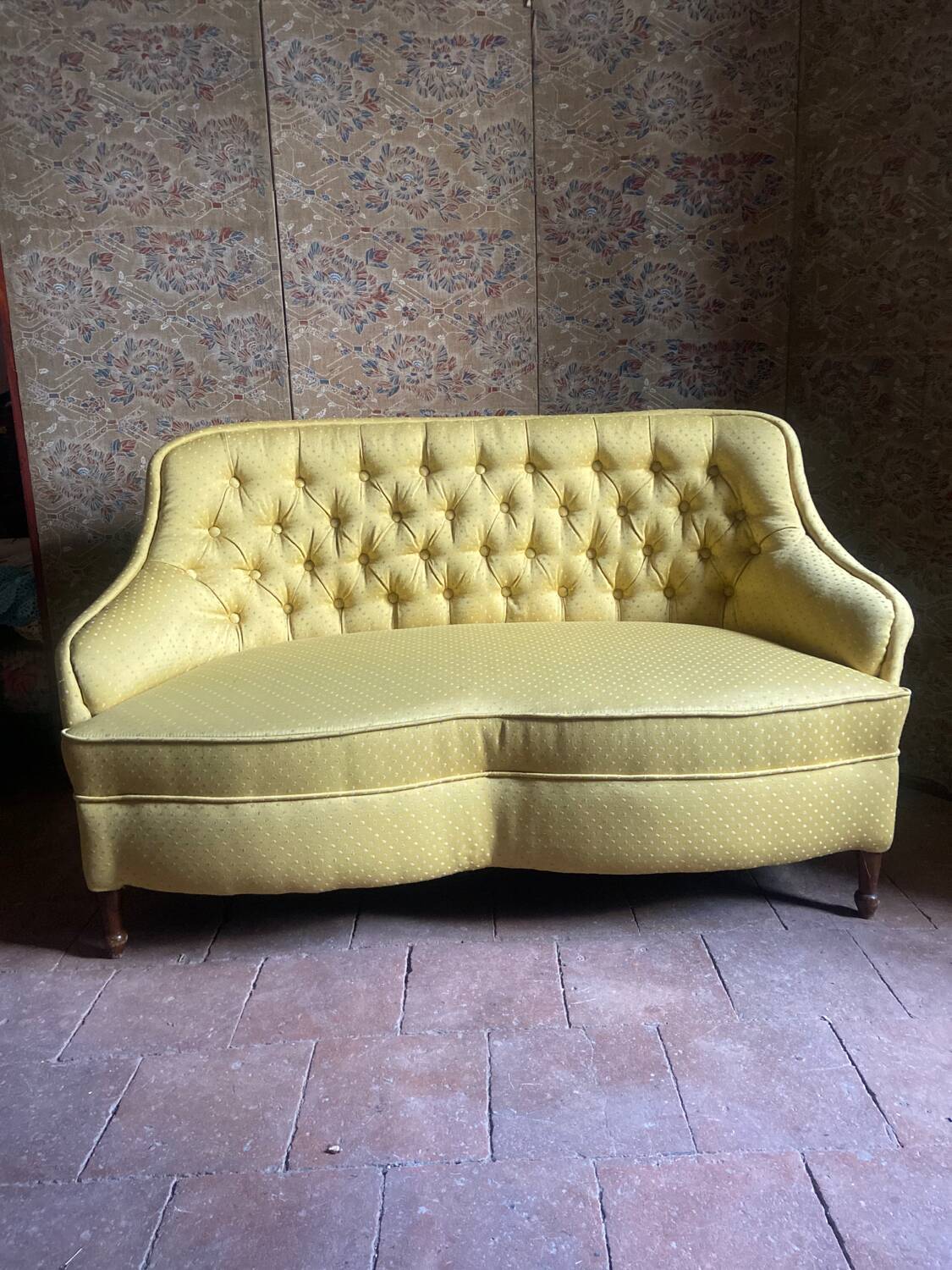 Small padded toad bench