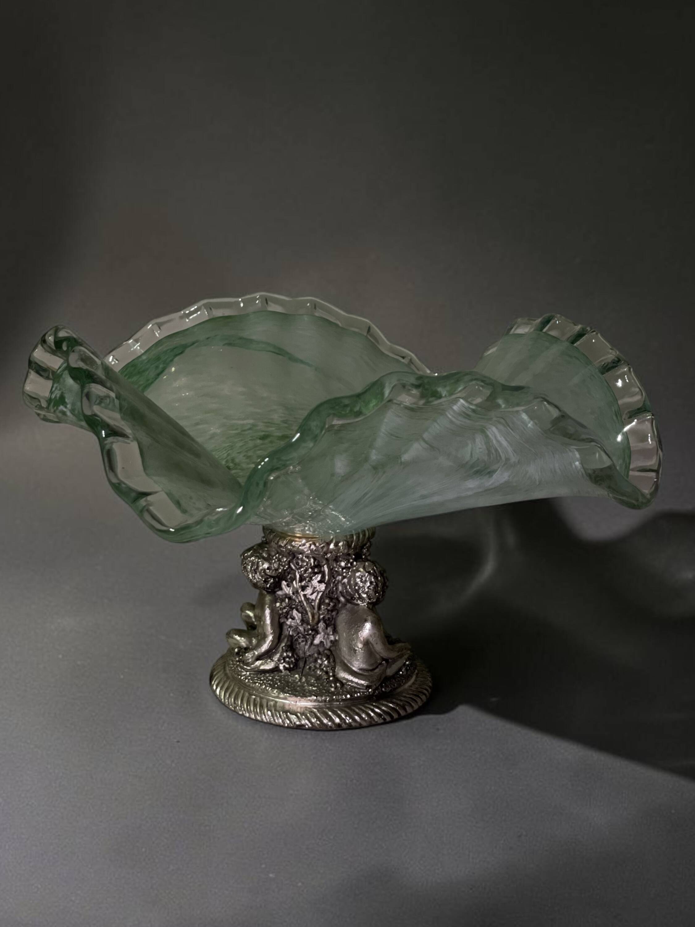 Centrepiece bowl LA MERIDIANA in blown glass on a silver pedestal.
