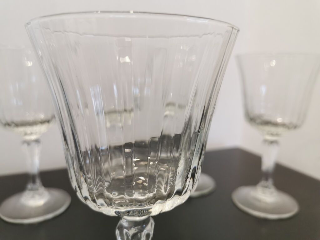 Set of 8 wine glasses with cut feet