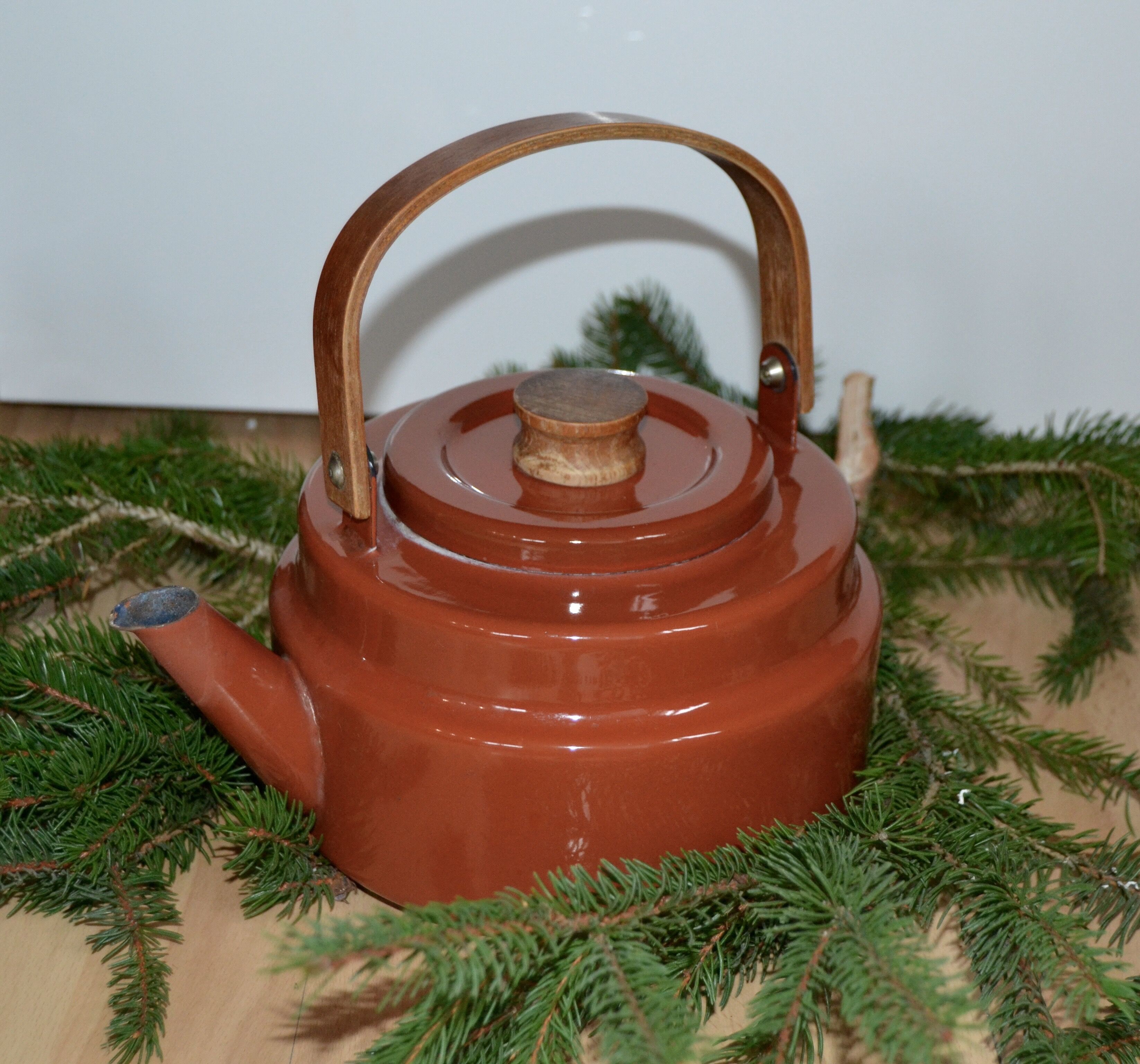 Kettle hygge Scandinavian metal & wood